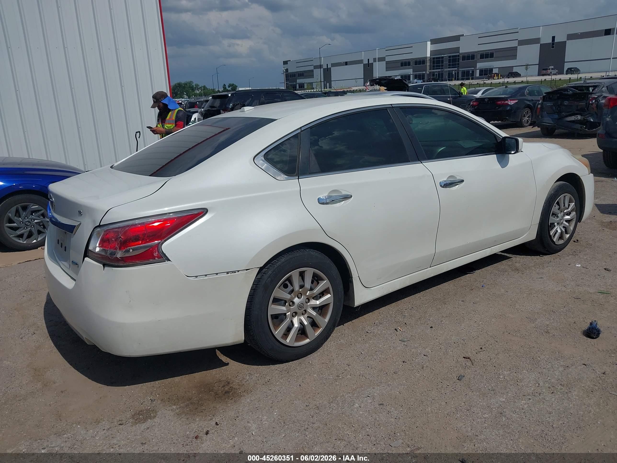 2014 Nissan Altima 2.5 S White vin: 1N4AL3AP1EN254745