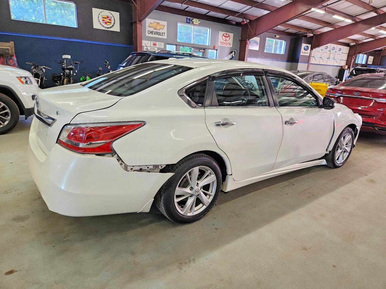 2015 Nissan Altima 2.5 Sv White vin: 1N4AL3AP1FC117298