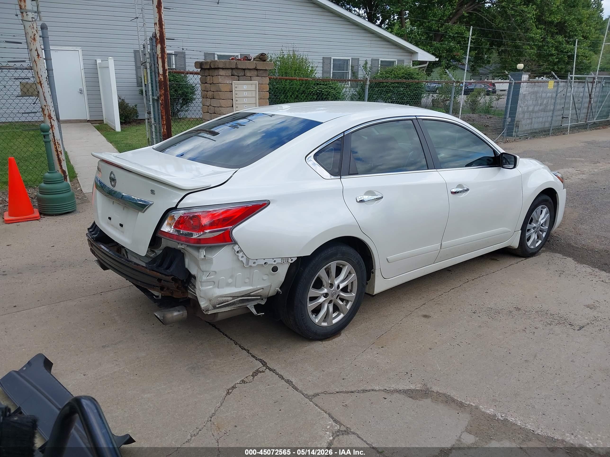 2015 Nissan Altima 2.5 S White vin: 1N4AL3AP1FC122050
