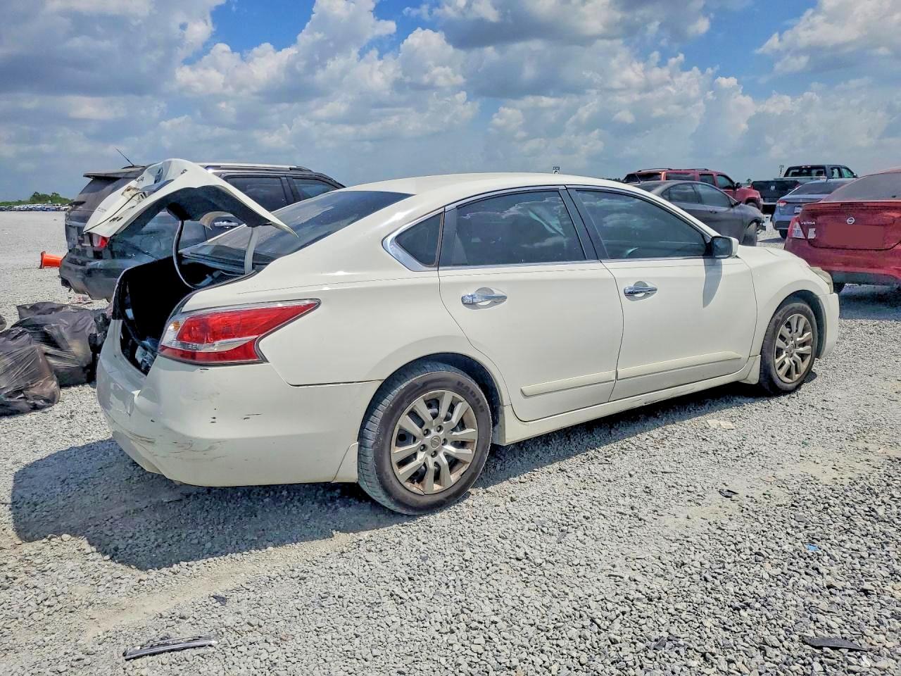 2015 Nissan Altima 2.5 S White vin: 1N4AL3AP1FC253754
