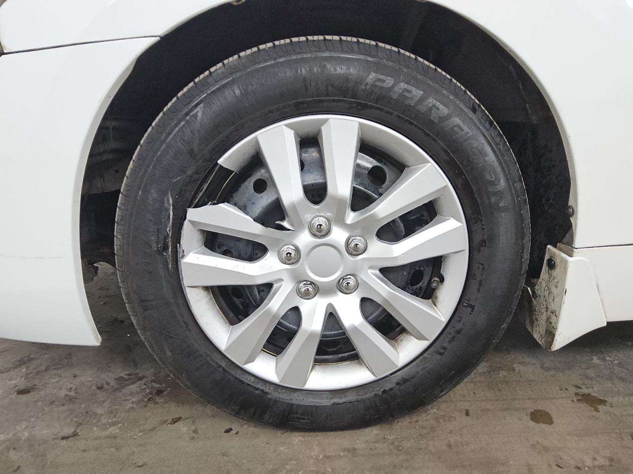2015 Nissan Altima 2.5 S Белый vin: 1N4AL3AP1FC256928 Damage: Left Front Wheel Cover, Broken, Replacement Required