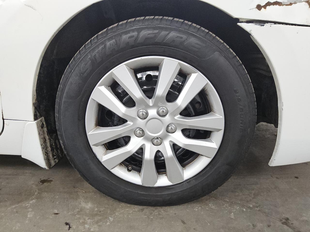 2015 Nissan Altima 2.5 S Белый vin: 1N4AL3AP1FC256928 Damage: Right Front Wheel Cover, Curb Rash, 3 To 4 Inches