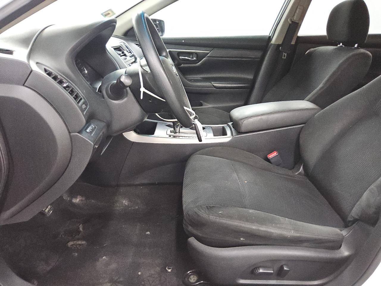 2015 Nissan Altima 2.5 S Белый vin: 1N4AL3AP1FC256928 Damage: Left Front Carpet, Worn, Replacement Required