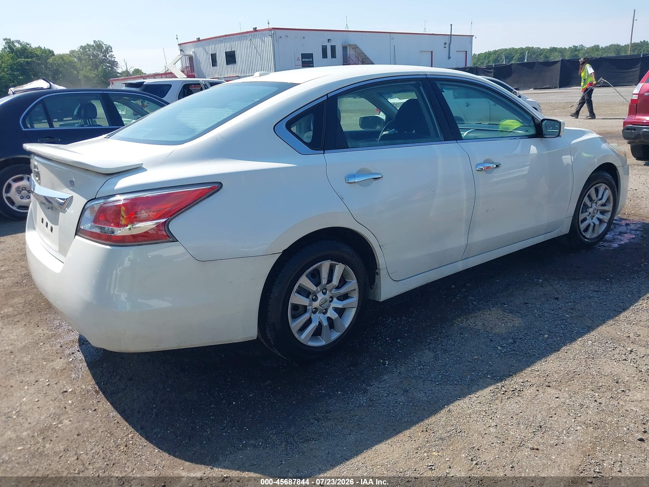 2015 Nissan Altima   White vin: 1N4AL3AP1FN347444