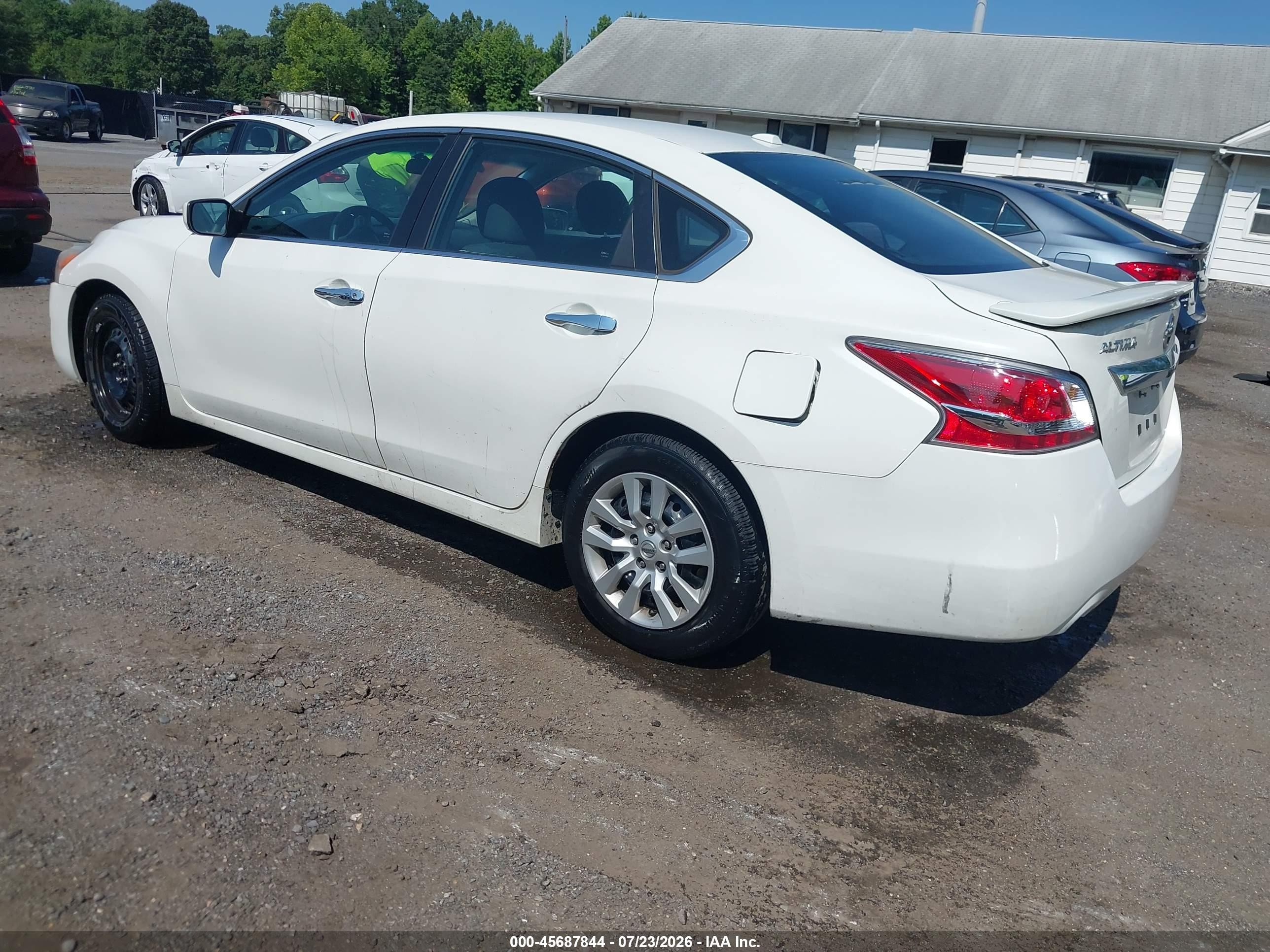 2015 Nissan Altima   White vin: 1N4AL3AP1FN347444