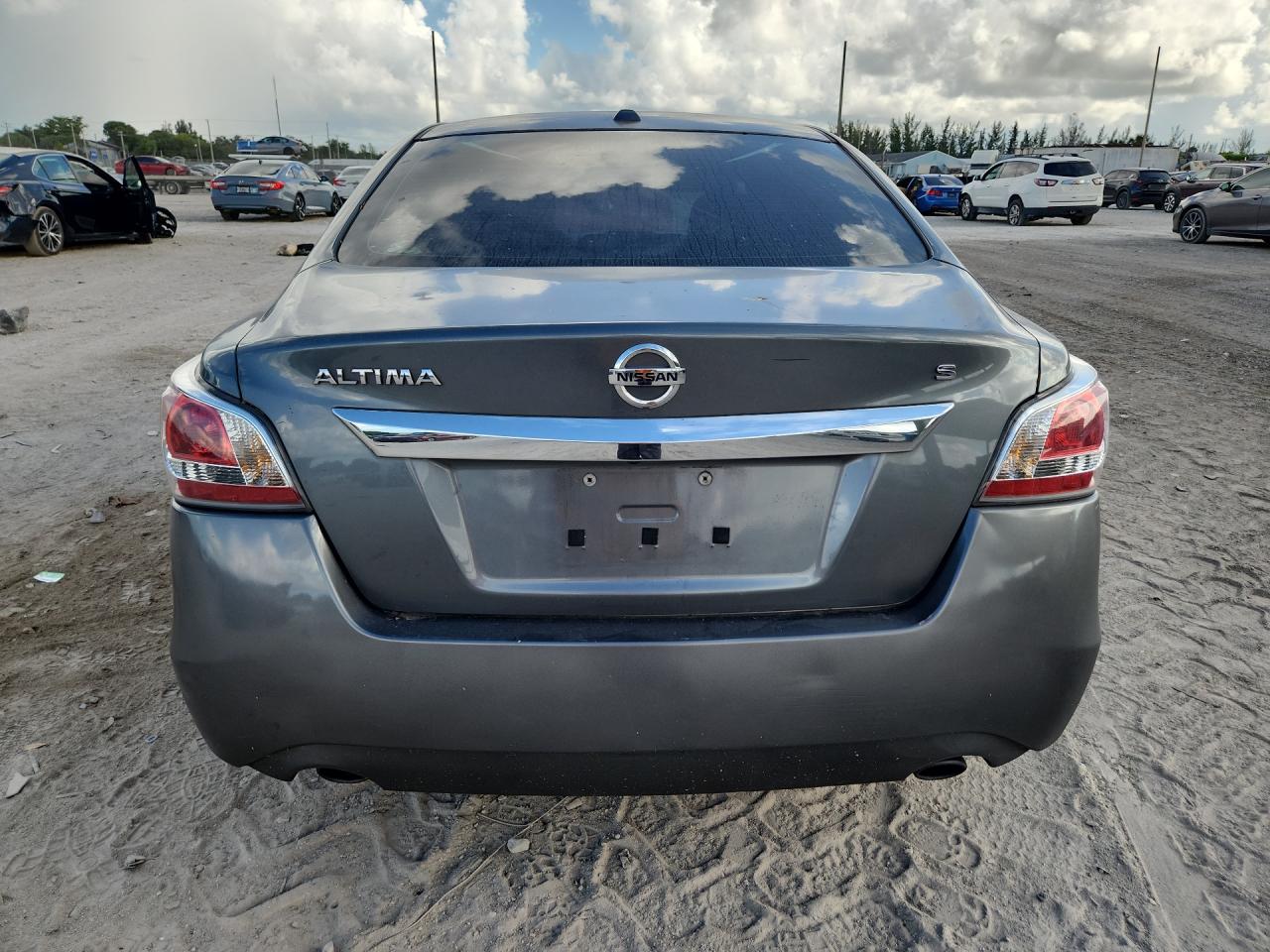 2015 Nissan Altima 2.5 S Gray vin: 1N4AL3AP1FN355396 Damage: Deck Lid, Heavy Scratch, 2 To 3 Inches