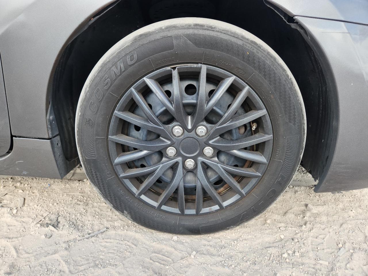 2015 Nissan Altima 2.5 S Gray vin: 1N4AL3AP1FN355396 Damage: Right Front Wheel Cover, Broken, Replacement Required