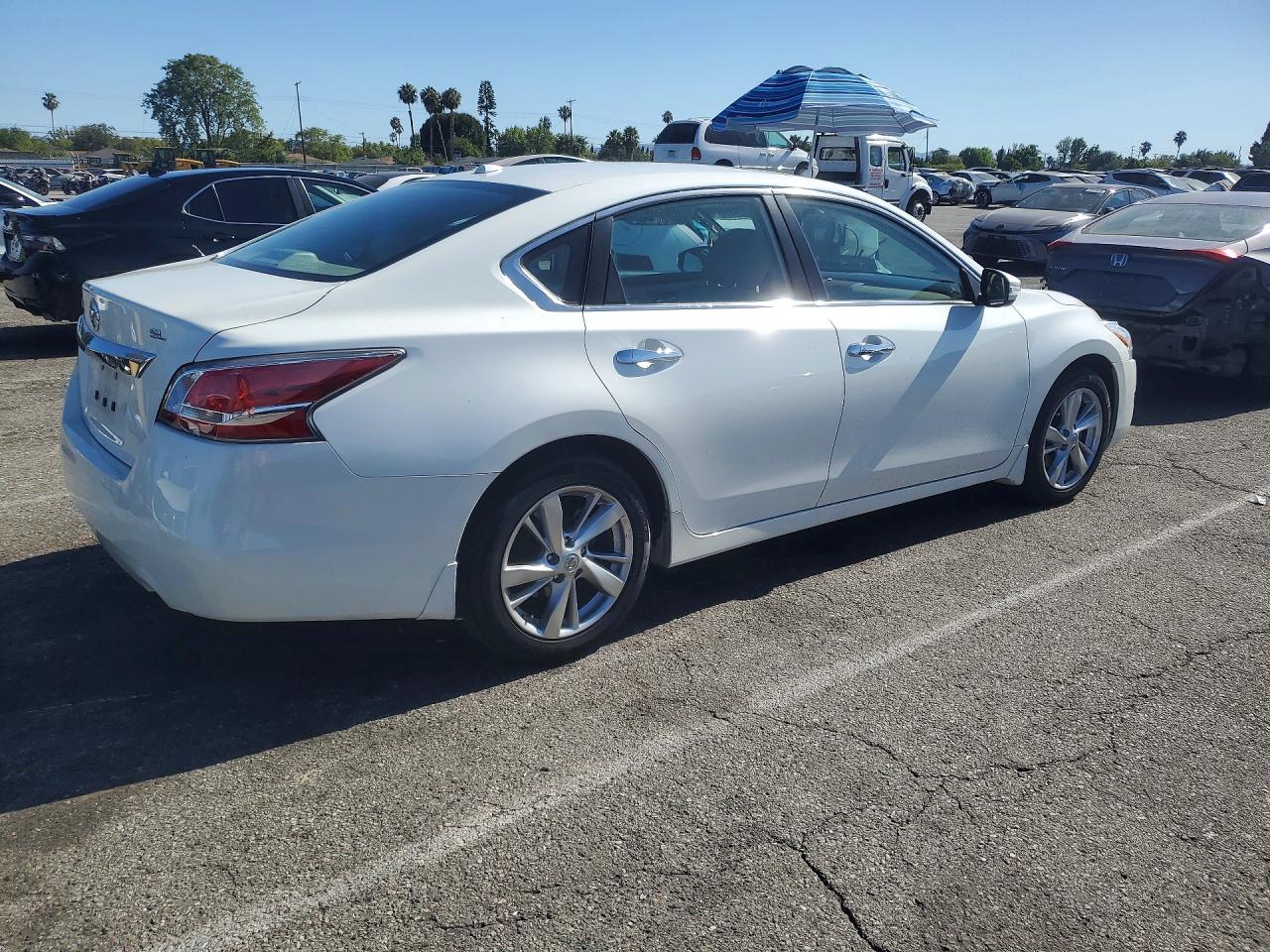 2015 Nissan Altima White vin: 1N4AL3AP1FN403348