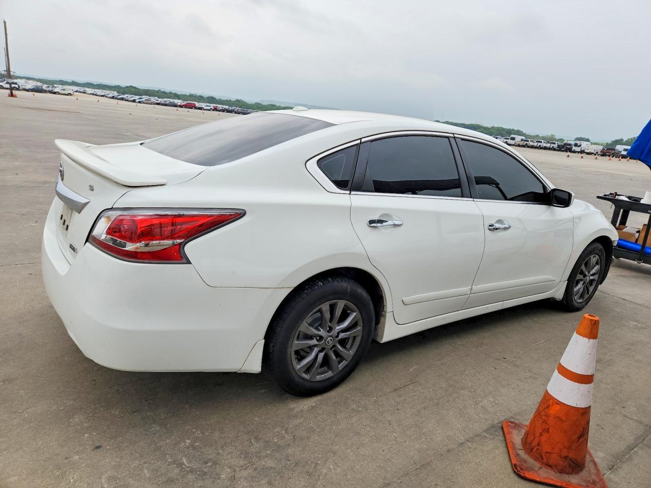 2015 Nissan Altima 2.5 S White vin: 1N4AL3AP1FN913456