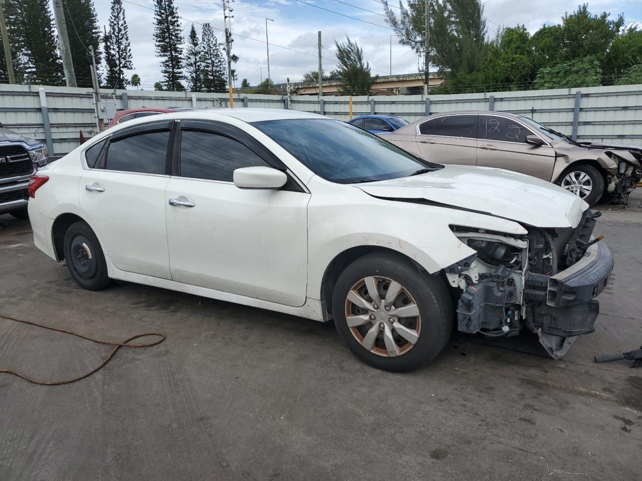 2017 Nissan Altima White vin: 1N4AL3AP1HC292301