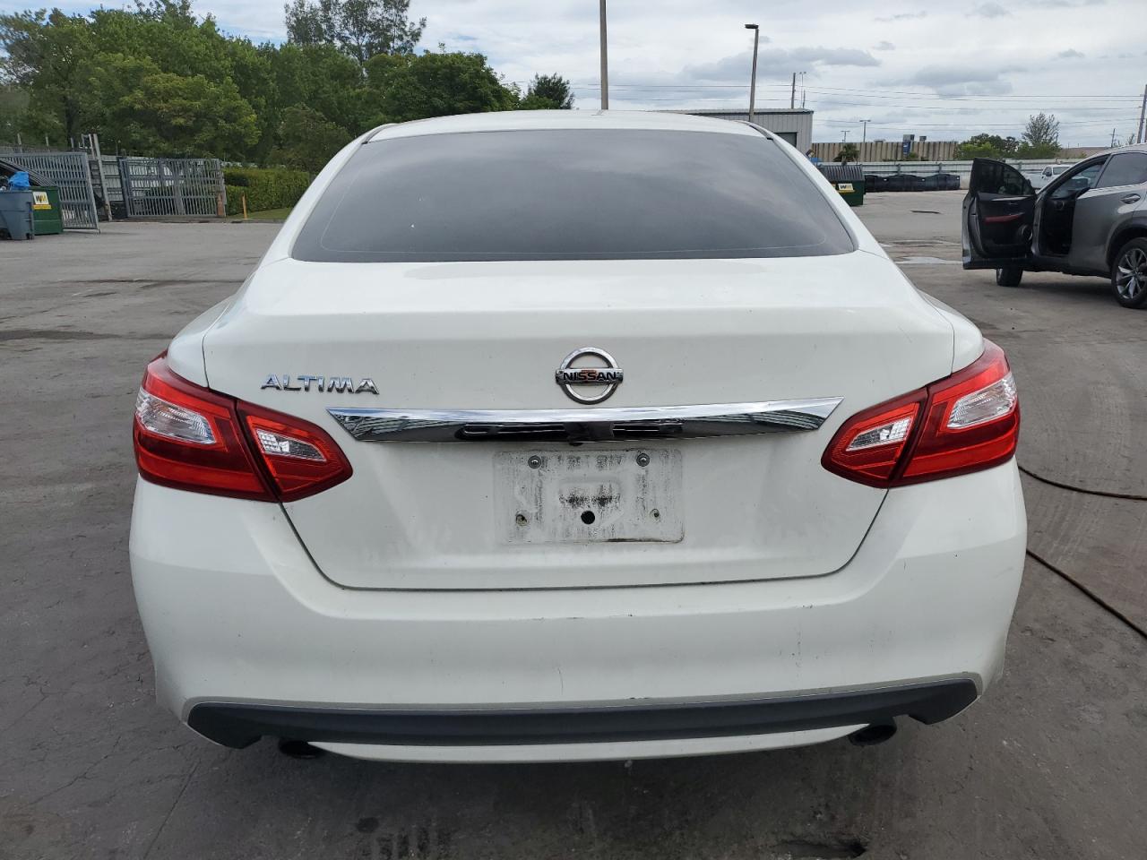 2017 Nissan Altima White vin: 1N4AL3AP1HC292301