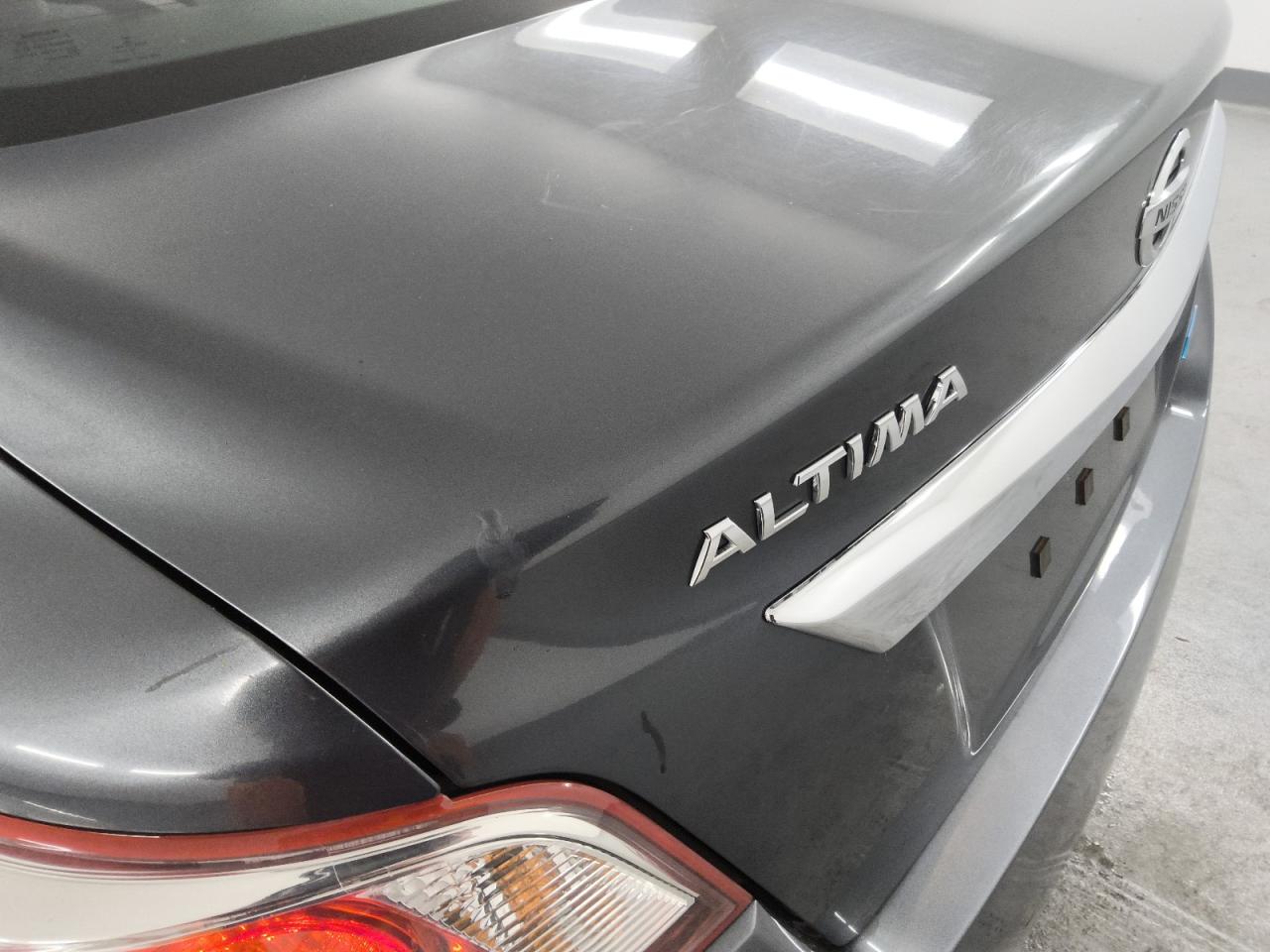 2013 Nissan Altima 2.5 Gray vin: 1N4AL3AP2DC277557 Damage: Deck Lid, Heavy Scratch, 1 To 2 Inches