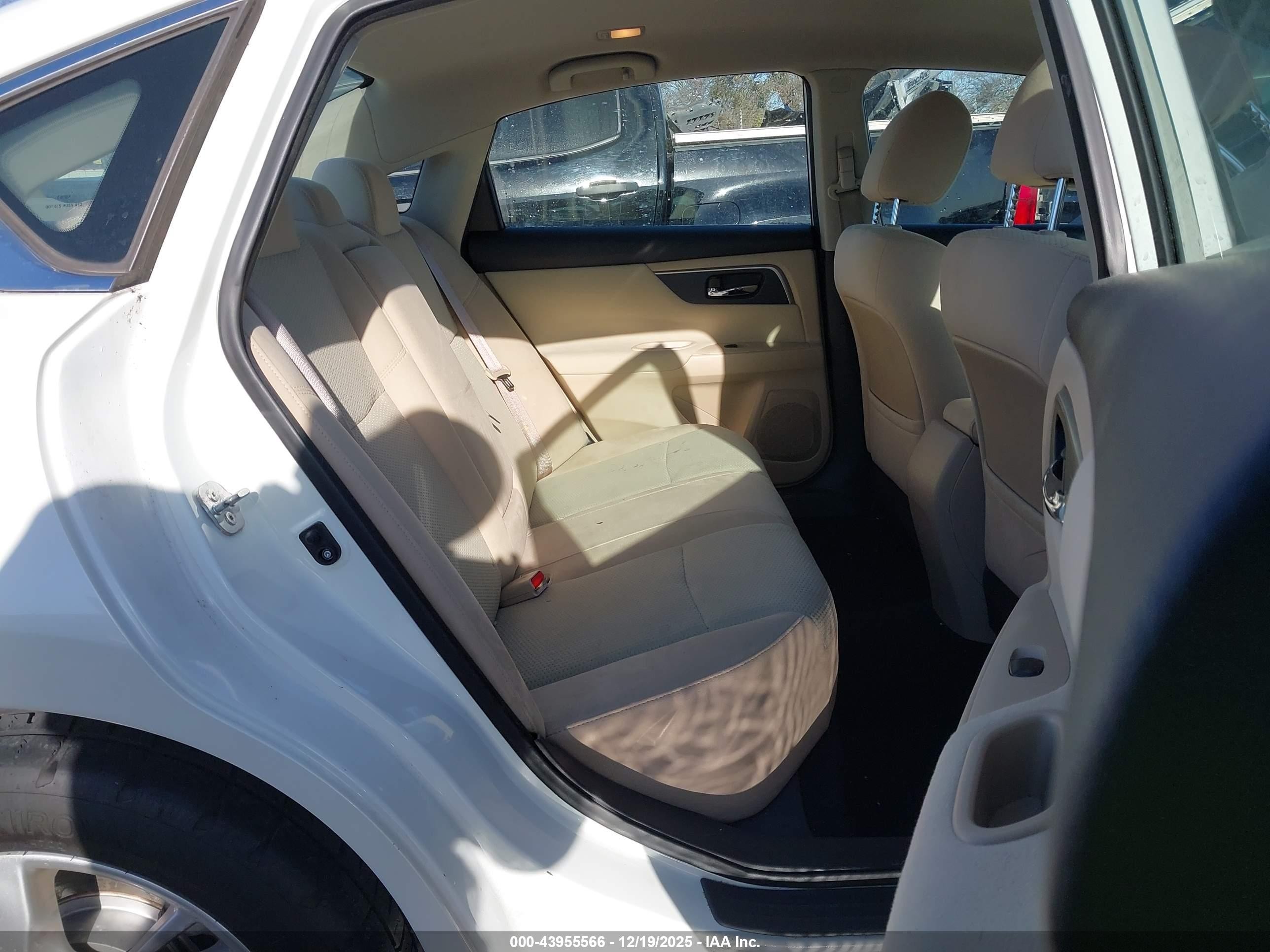 2015 Nissan Altima 2.5 Sv White vin: 1N4AL3AP2FC241158