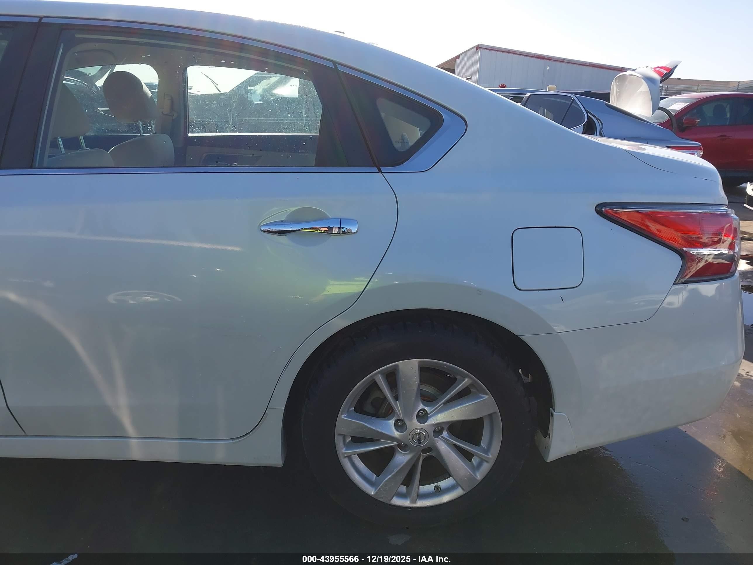 2015 Nissan Altima 2.5 Sv White vin: 1N4AL3AP2FC241158