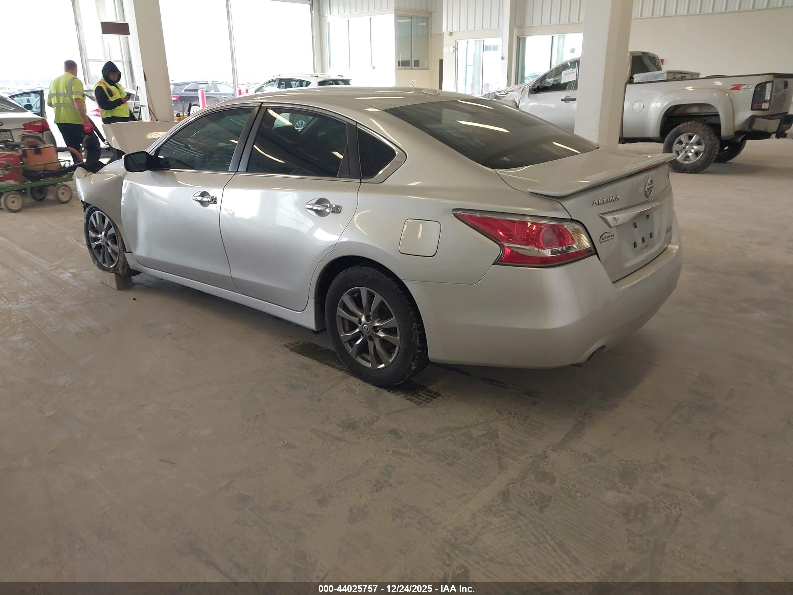 2015 Nissan Altima 2.5 S Серебряный vin: 1N4AL3AP2FC490978