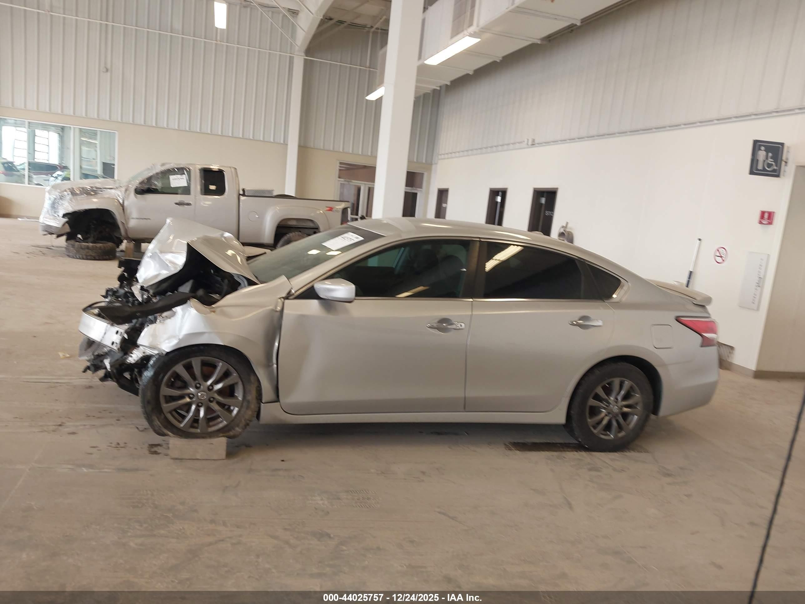 2015 Nissan Altima 2.5 S Серебряный vin: 1N4AL3AP2FC490978