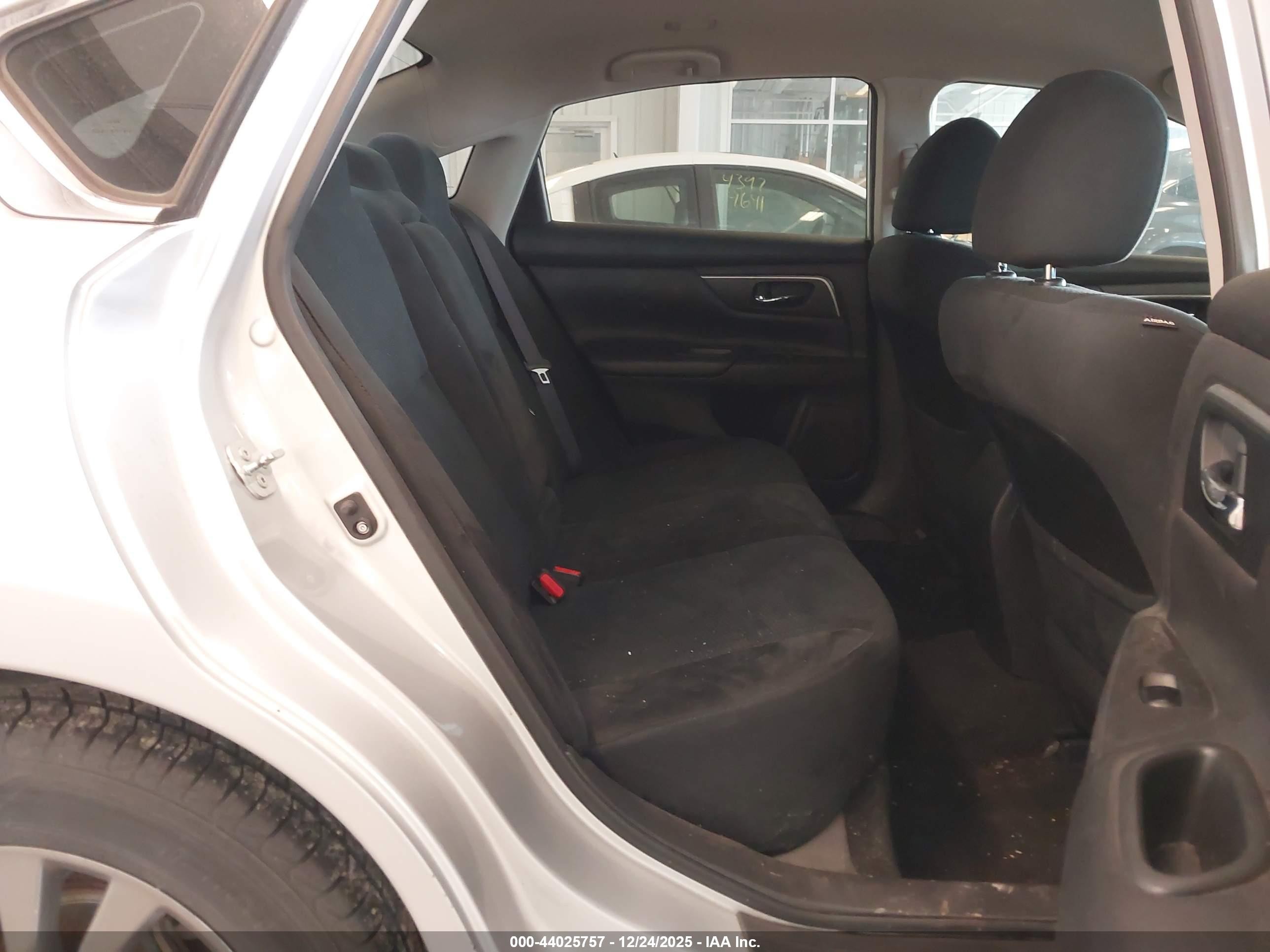 2015 Nissan Altima 2.5 S Серебряный vin: 1N4AL3AP2FC490978