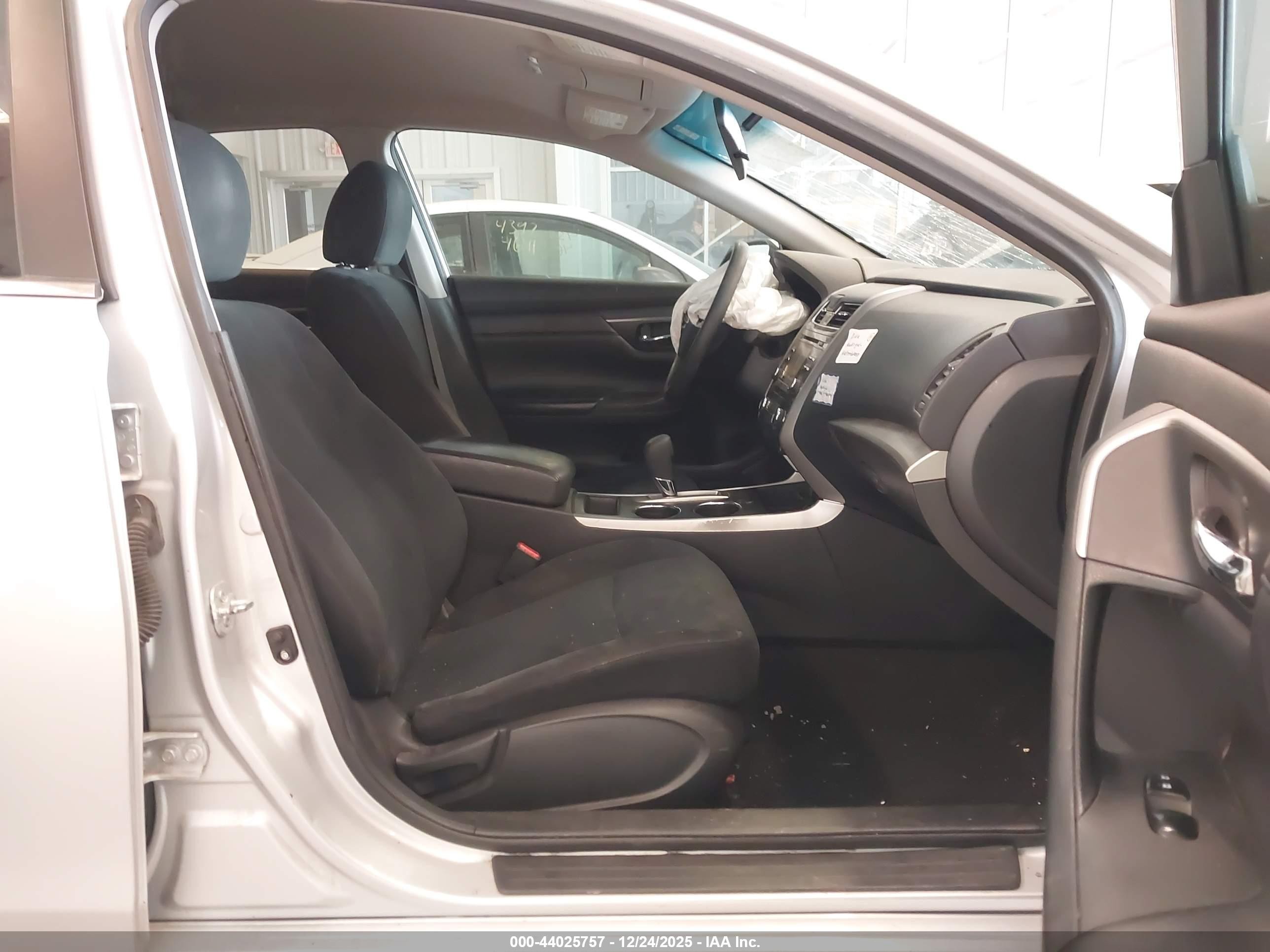 2015 Nissan Altima 2.5 S Серебряный vin: 1N4AL3AP2FC490978