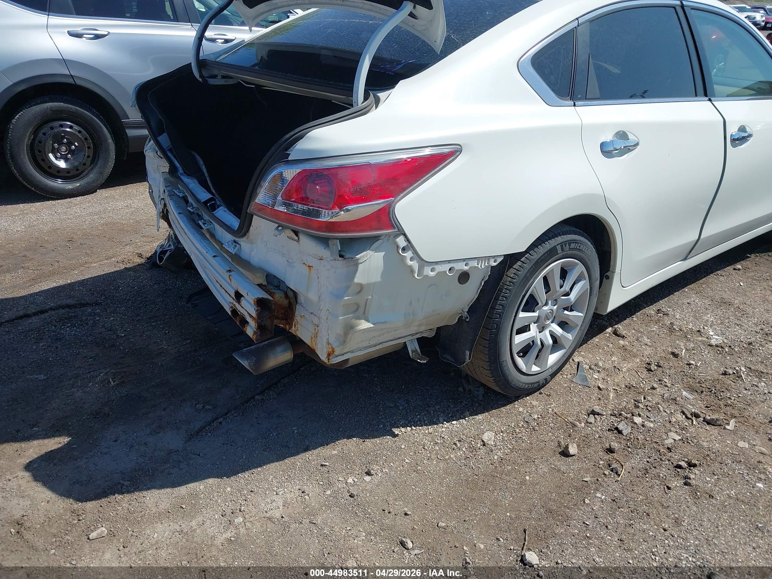 2015 Nissan Altima 2.5/2.5 S/2.5 Sl/2.5 Sv White vin: 1N4AL3AP2FN302853