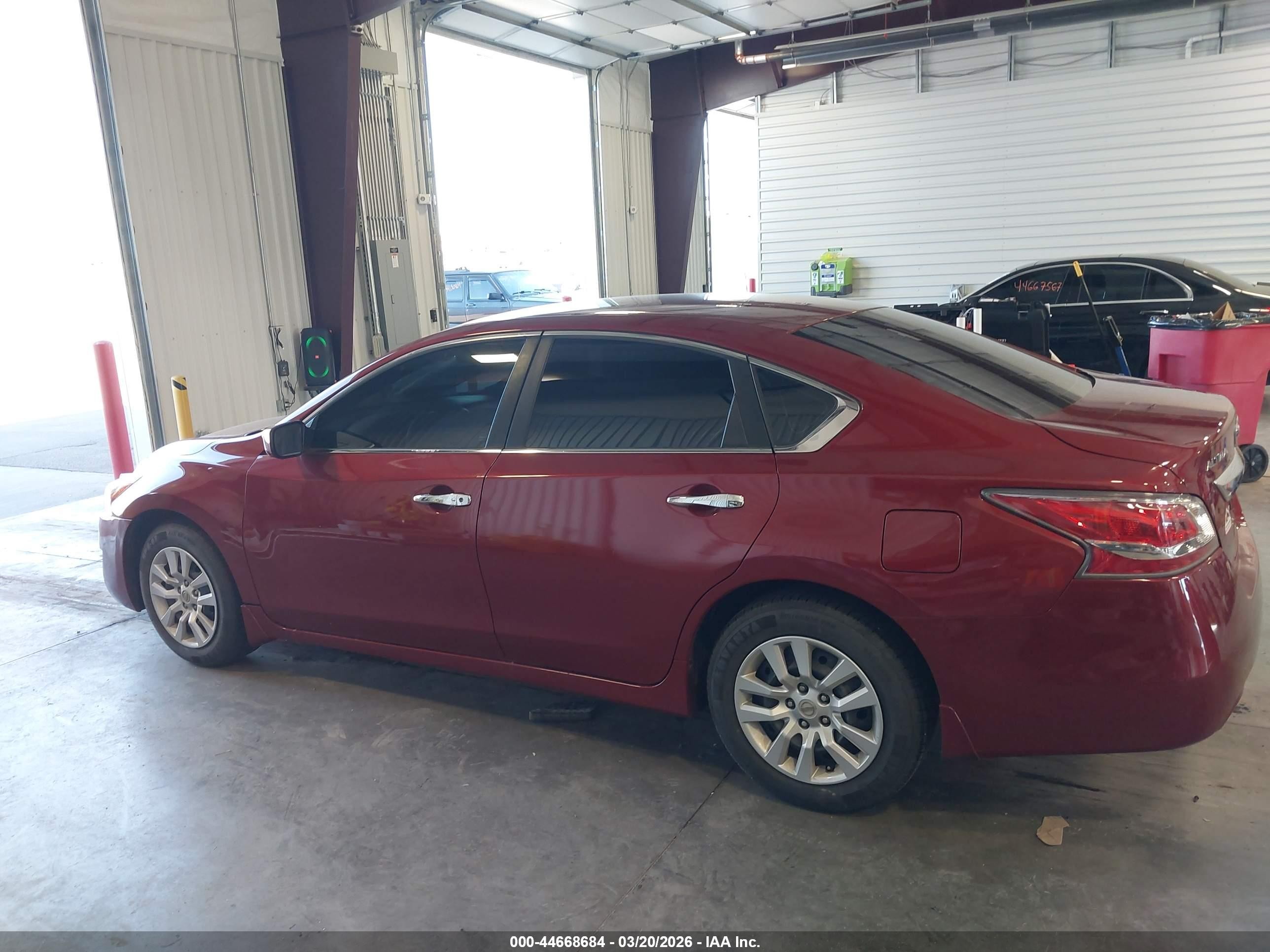 2015 Nissan Altima 2.5 S Red vin: 1N4AL3AP2FN313741