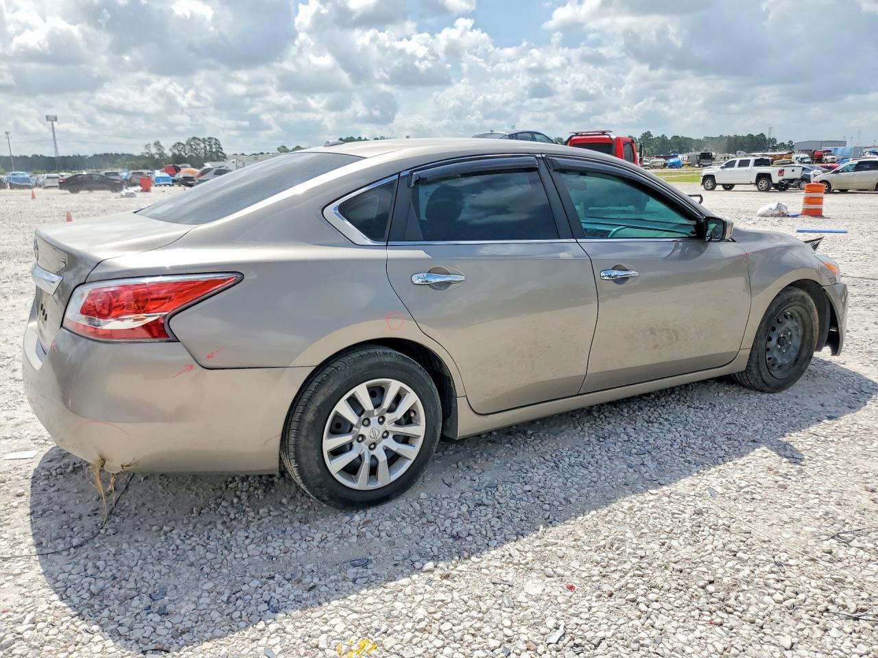 2015 Nissan Altima 2.5 S Beige vin: 1N4AL3AP2FN368805