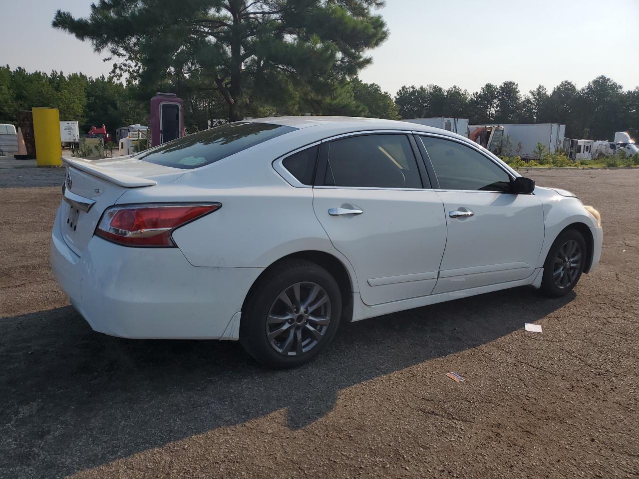 2015 Nissan Altima 2.5 S White vin: 1N4AL3AP2FN405660 Damage: Right Qtr Panel, Multiple Scratches Heavy, 2