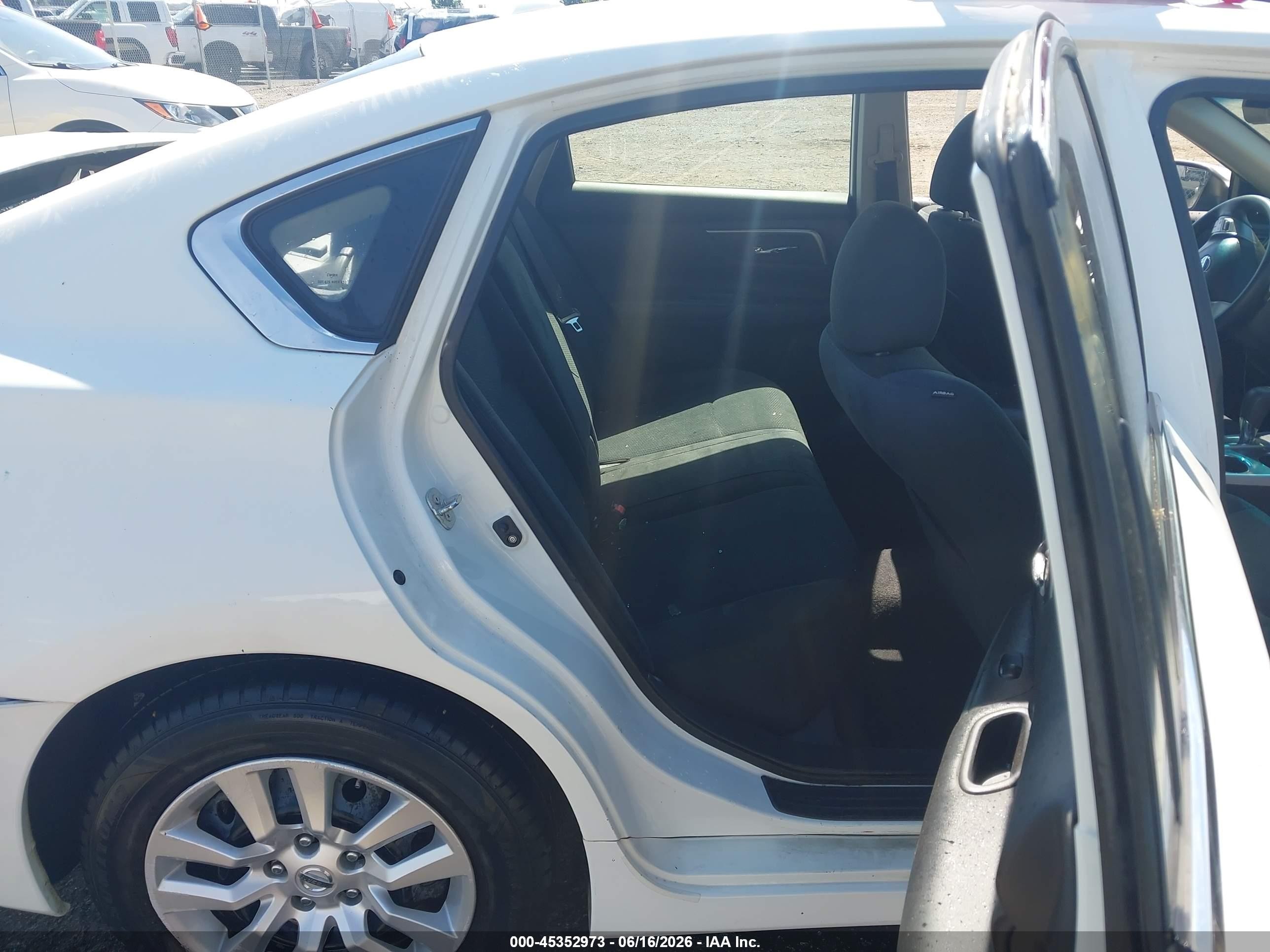 2015 Nissan Altima 2.5 S Белый vin: 1N4AL3AP2FN860394