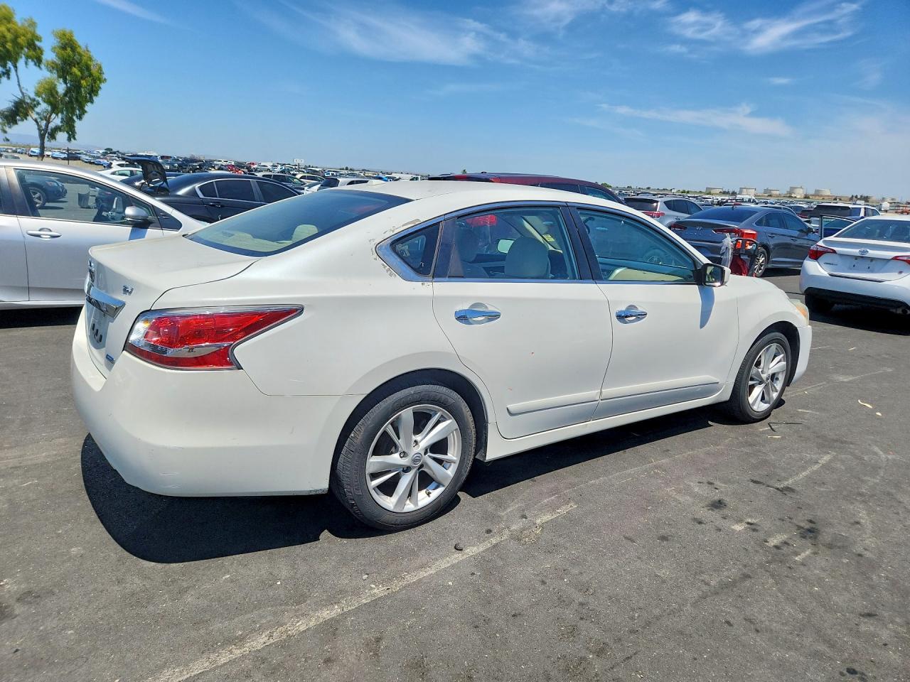 2014 Nissan Altima 2.5 Sv White vin: 1N4AL3AP3EN230754