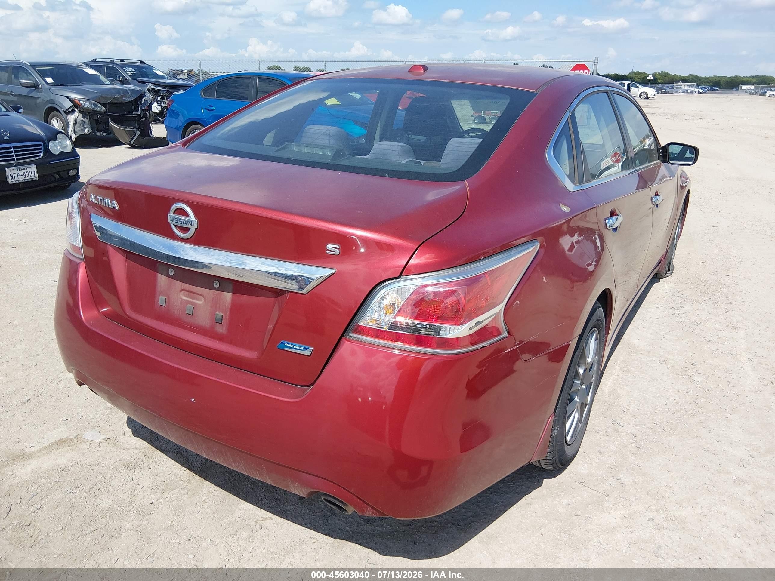 2014 Nissan Altima 2.5 S Red vin: 1N4AL3AP3EN333298