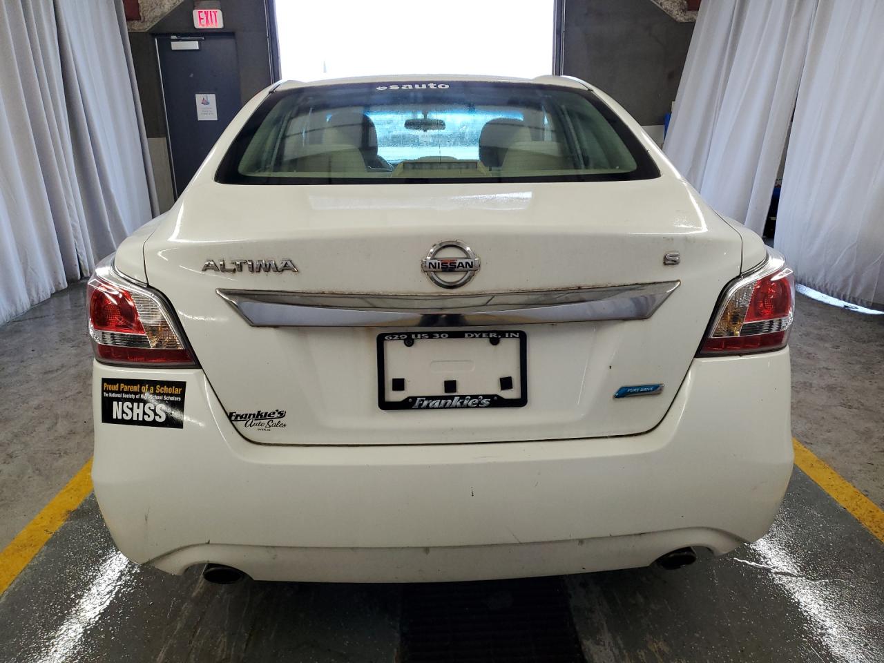 2014 Nissan Altima 2.5 S Белый vin: 1N4AL3AP3EN371209 Damage: Rear Bumper, Heavy Scratch, 1/2 To 1 Inch