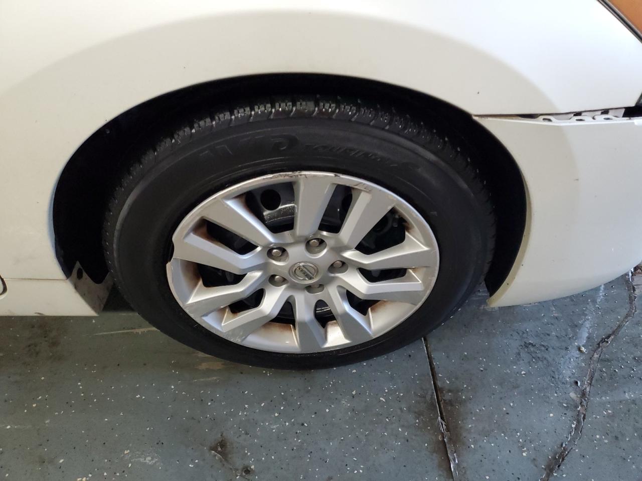 2014 Nissan Altima 2.5 S Белый vin: 1N4AL3AP3EN371209 Damage: Right Front Wheel Cover, Broken, Replacement Required