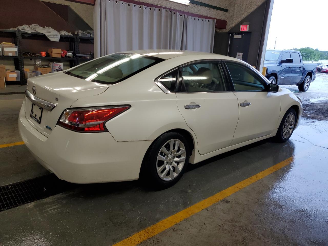 2014 Nissan Altima 2.5 S Белый vin: 1N4AL3AP3EN371209 Damage: Right Qtr Panel, Dent(S) W/No Paint Dmg, < 1/8 Inch