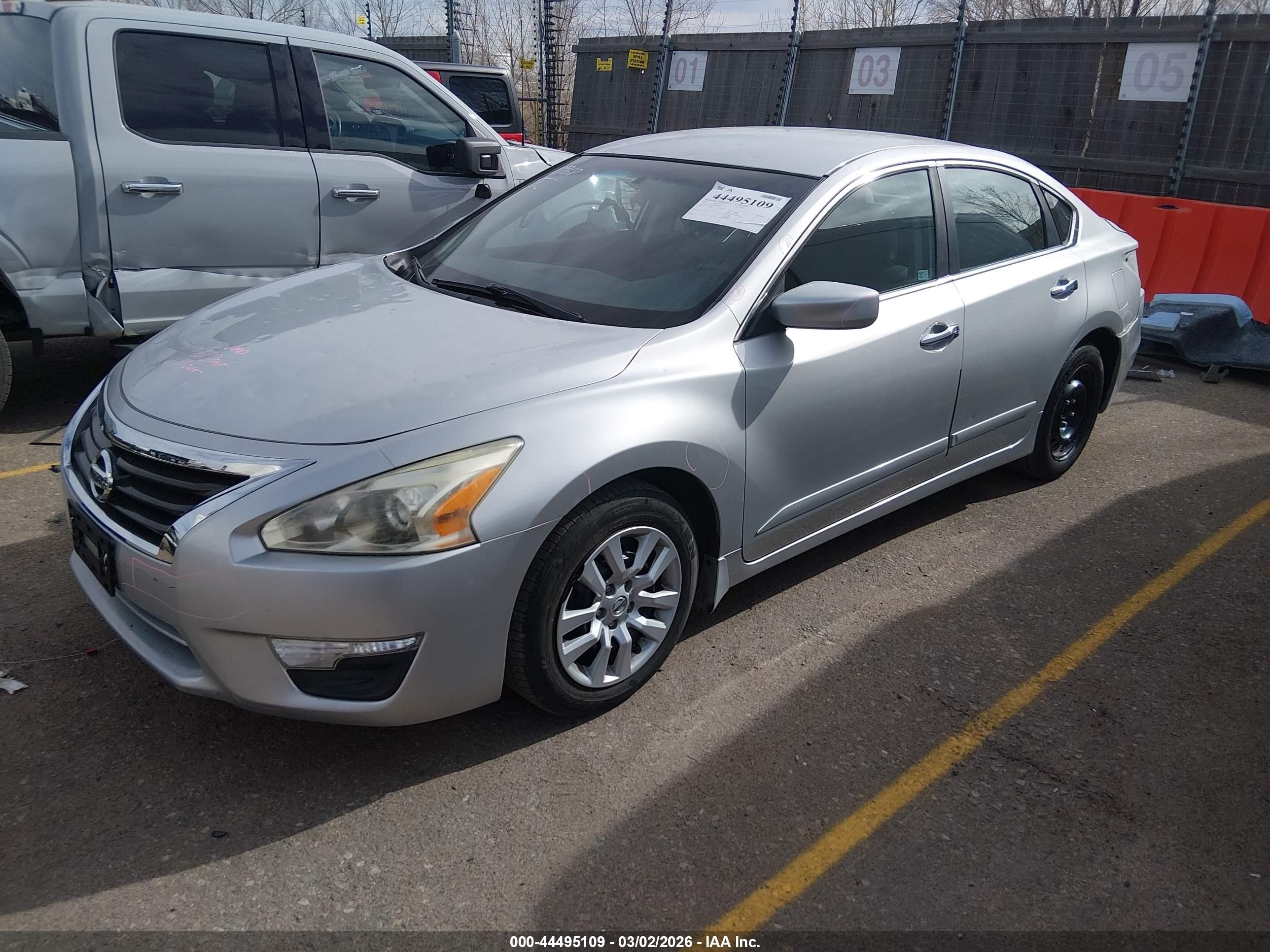 2015 Nissan Altima 2.5 S Silver vin: 1N4AL3AP3FC263928