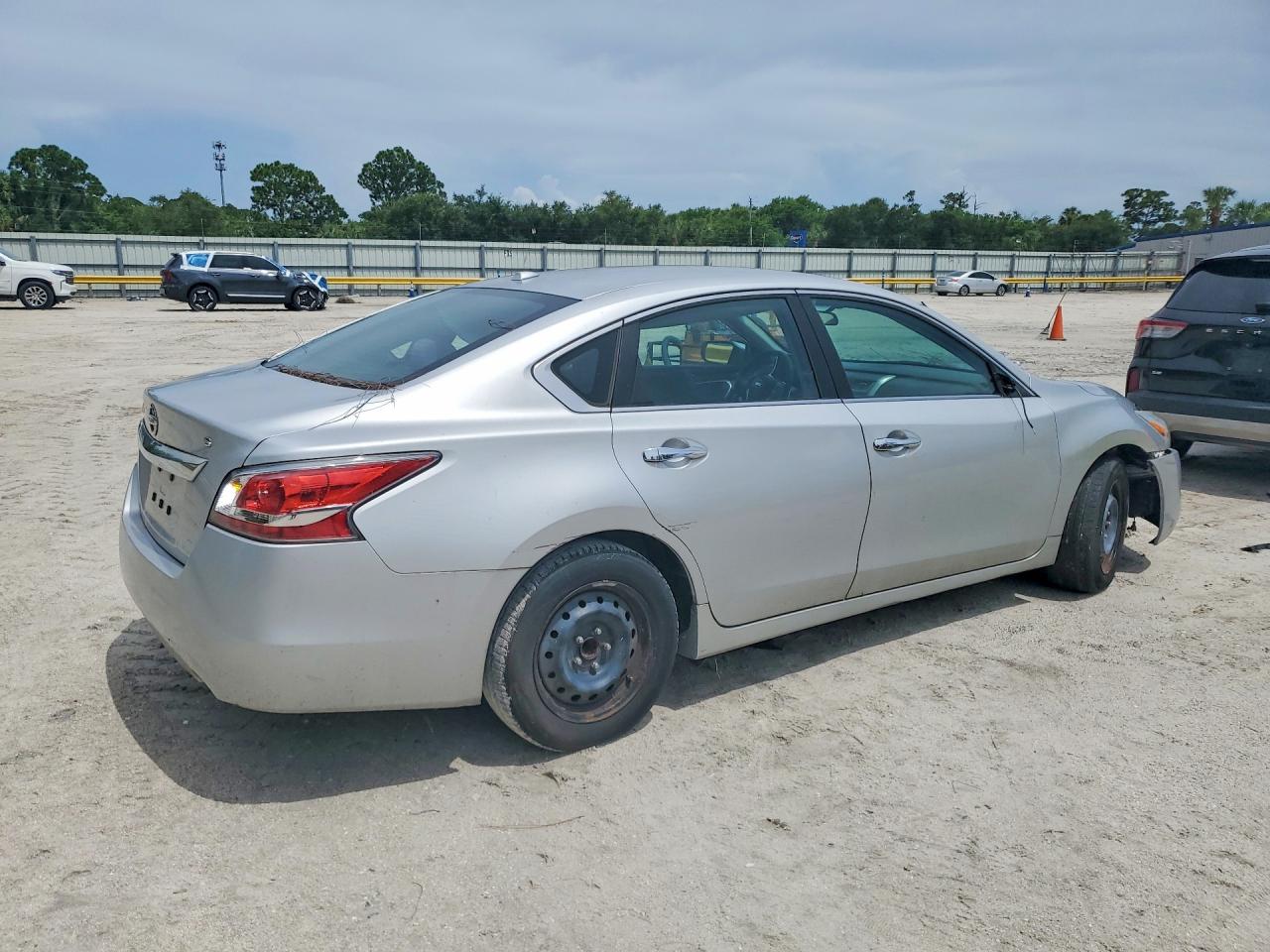 2015 Nissan Altima 2.5 S Серебряный vin: 1N4AL3AP3FN332010