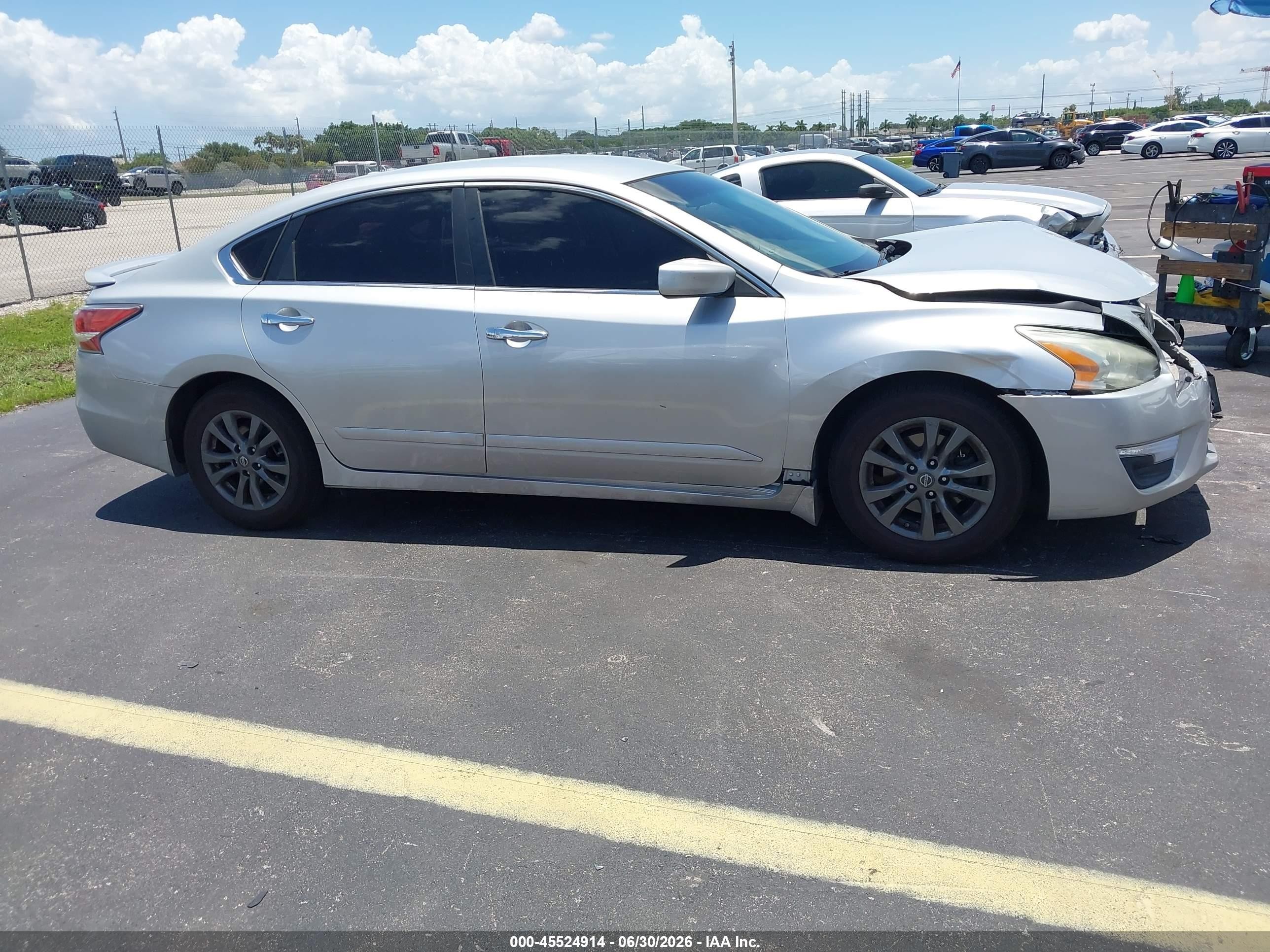 2015 Nissan Altima 2.5 S Silver vin: 1N4AL3AP3FN903611
