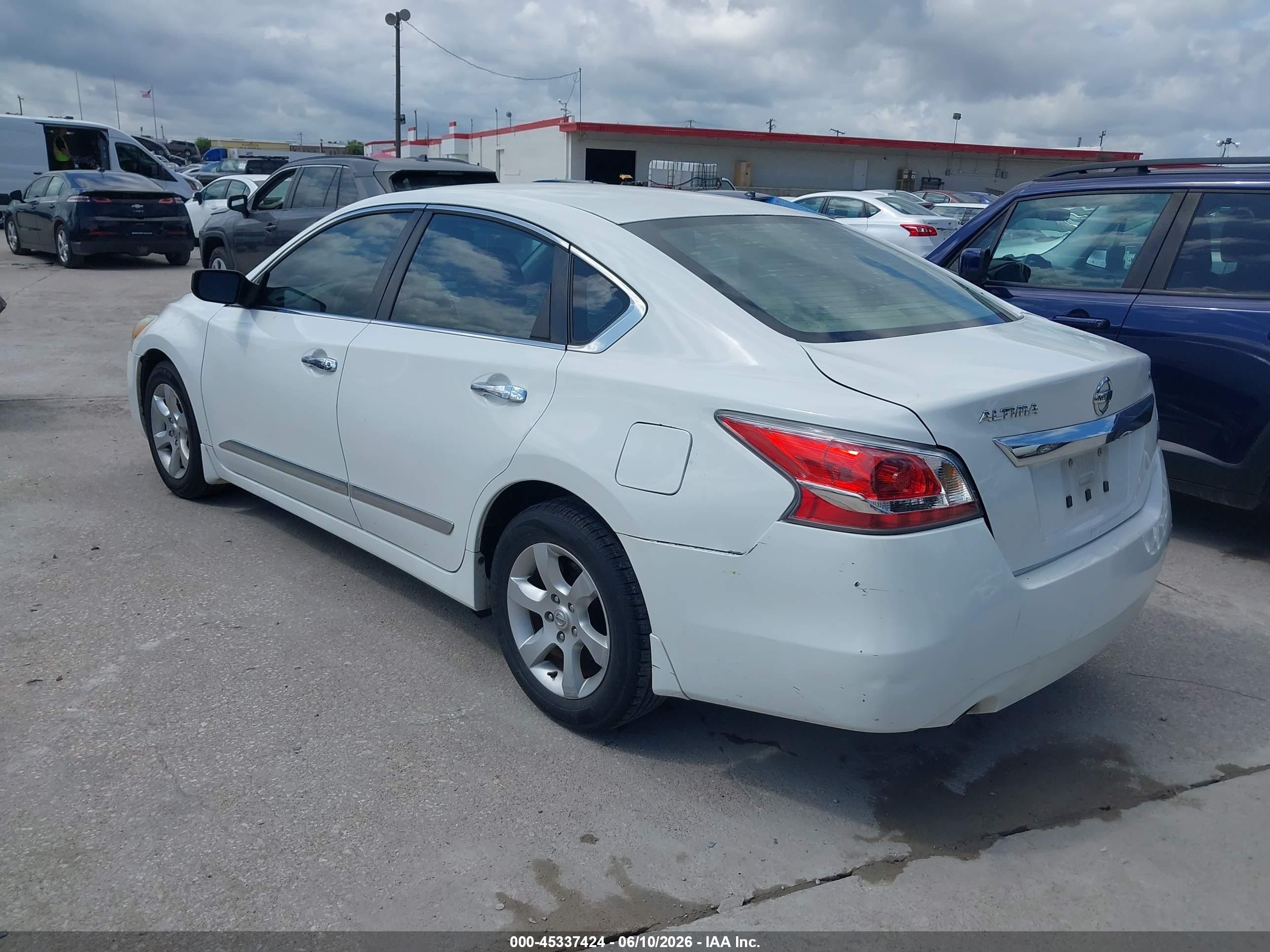 2015 Nissan Altima 2.5 S White vin: 1N4AL3AP3FN918366
