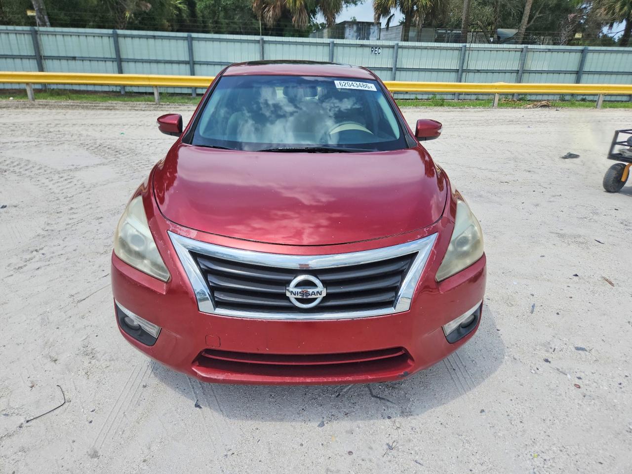2013 Nissan Altima 2.5 Red vin: 1N4AL3AP4DC151460
