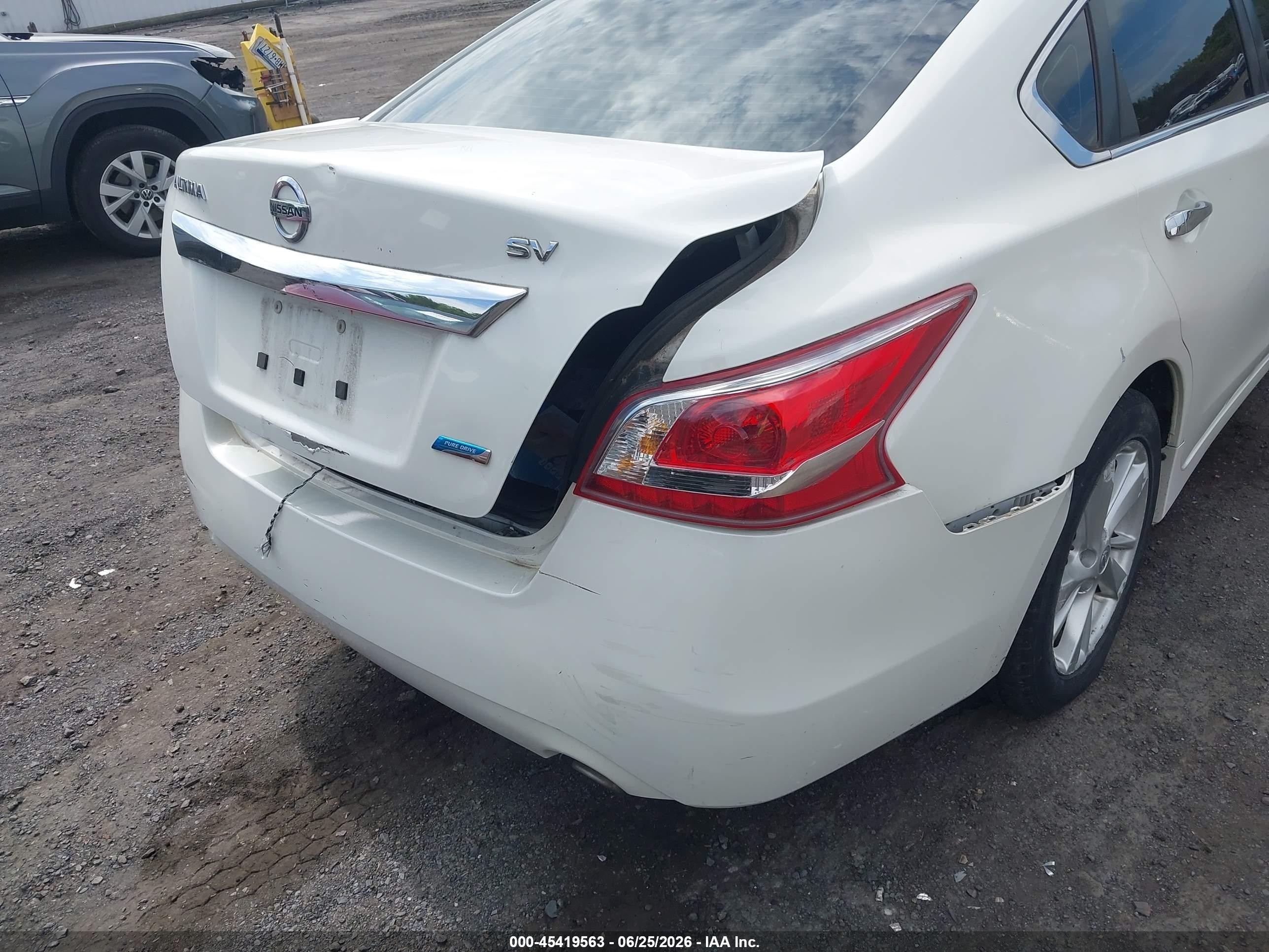 2013 Nissan Altima 2.5 Sv White vin: 1N4AL3AP4DN427916