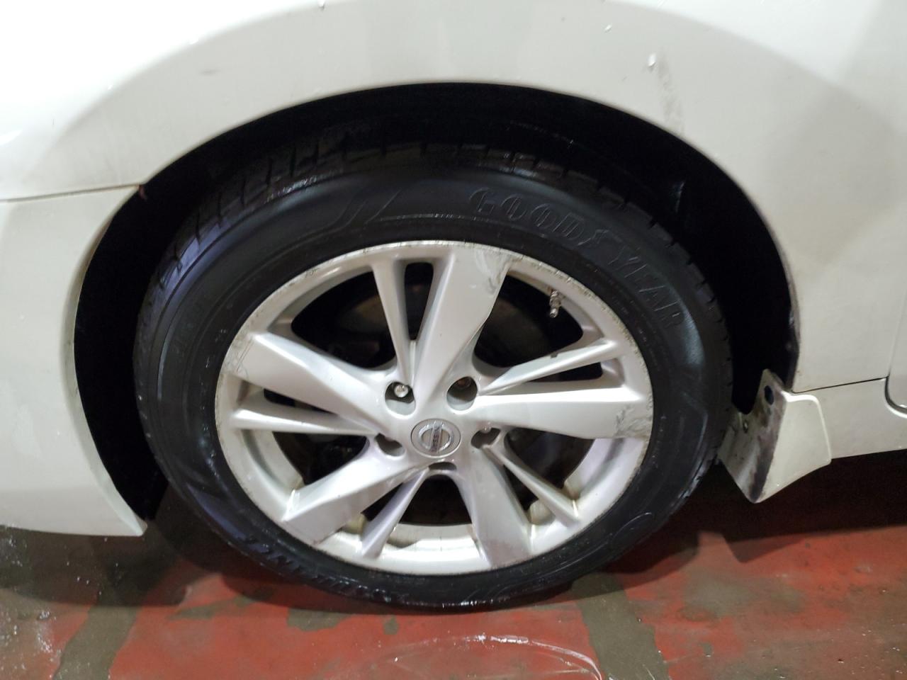 2015 Nissan Altima 2.5 Sv White vin: 1N4AL3AP4FC130174 Damage: Left Front Wheel, Curb Rash, > 12 Inches