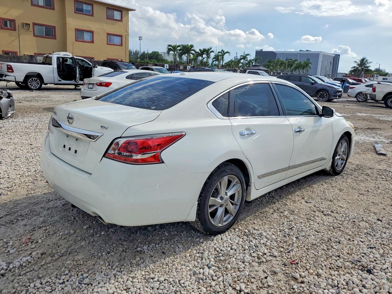 2015 Nissan Altima 2.5 Sv White vin: 1N4AL3AP4FC442057