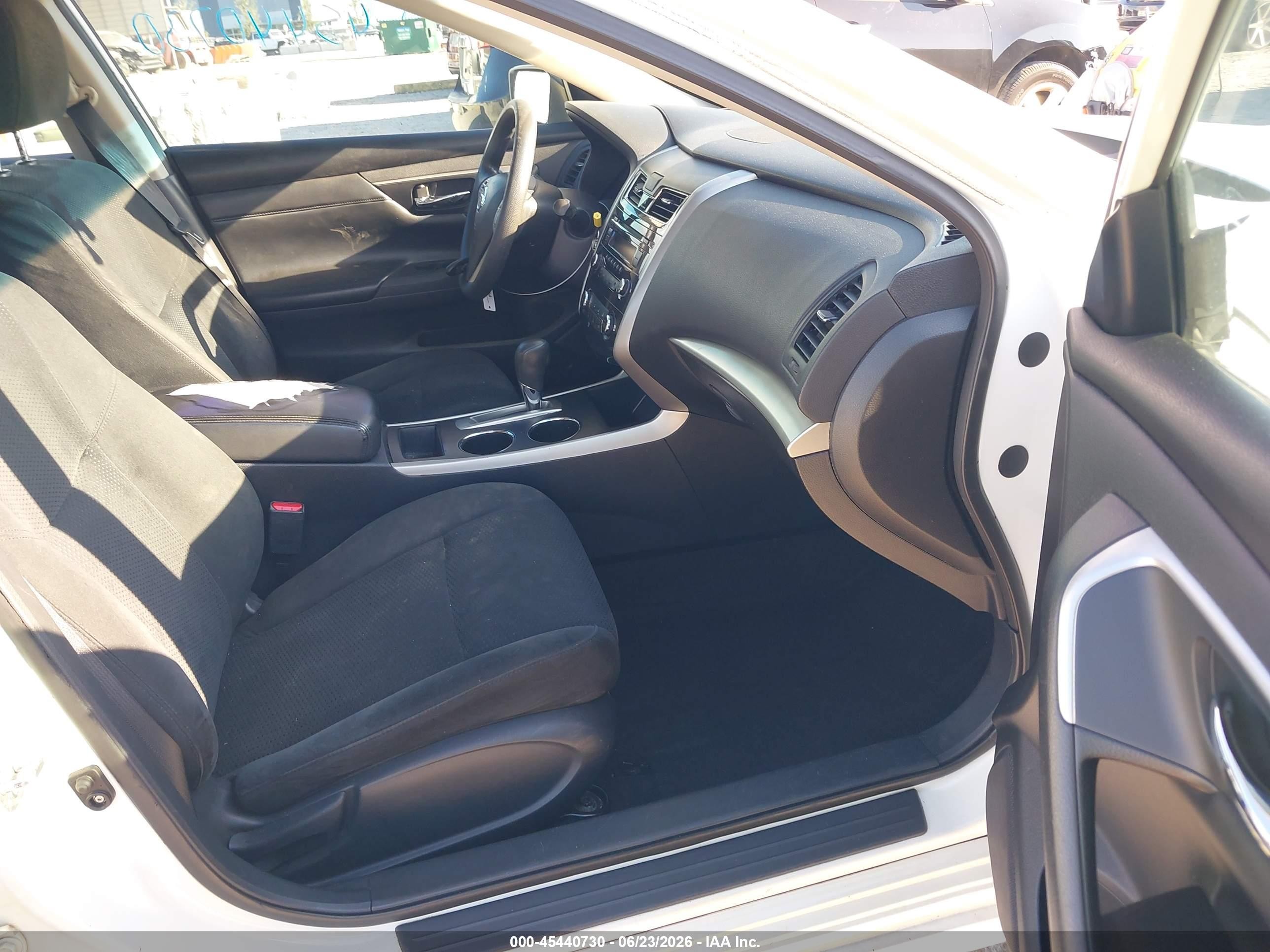 2015 Nissan Altima 2.5 S White vin: 1N4AL3AP4FC462230