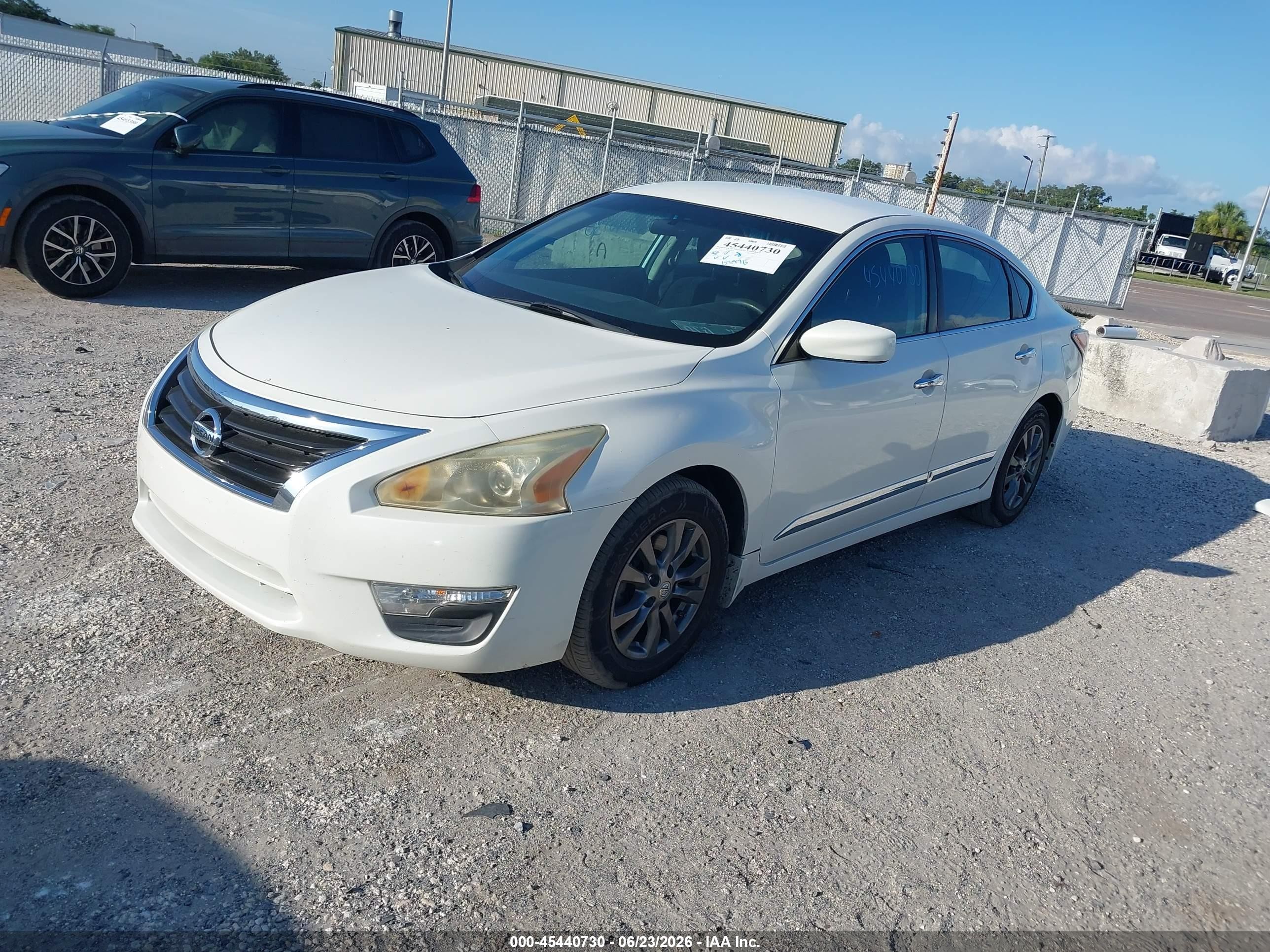 2015 Nissan Altima 2.5 S White vin: 1N4AL3AP4FC462230