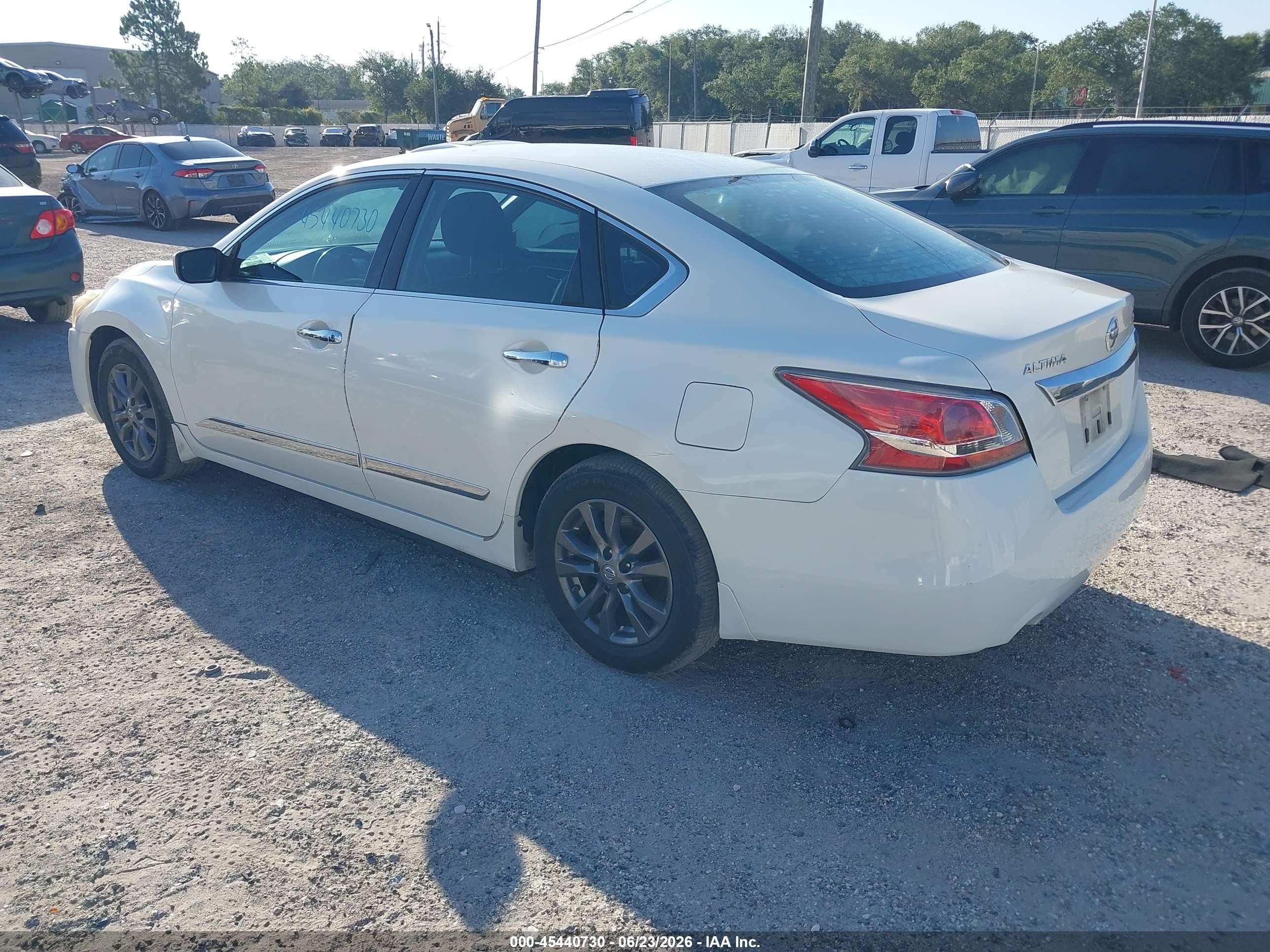 2015 Nissan Altima 2.5 S White vin: 1N4AL3AP4FC462230