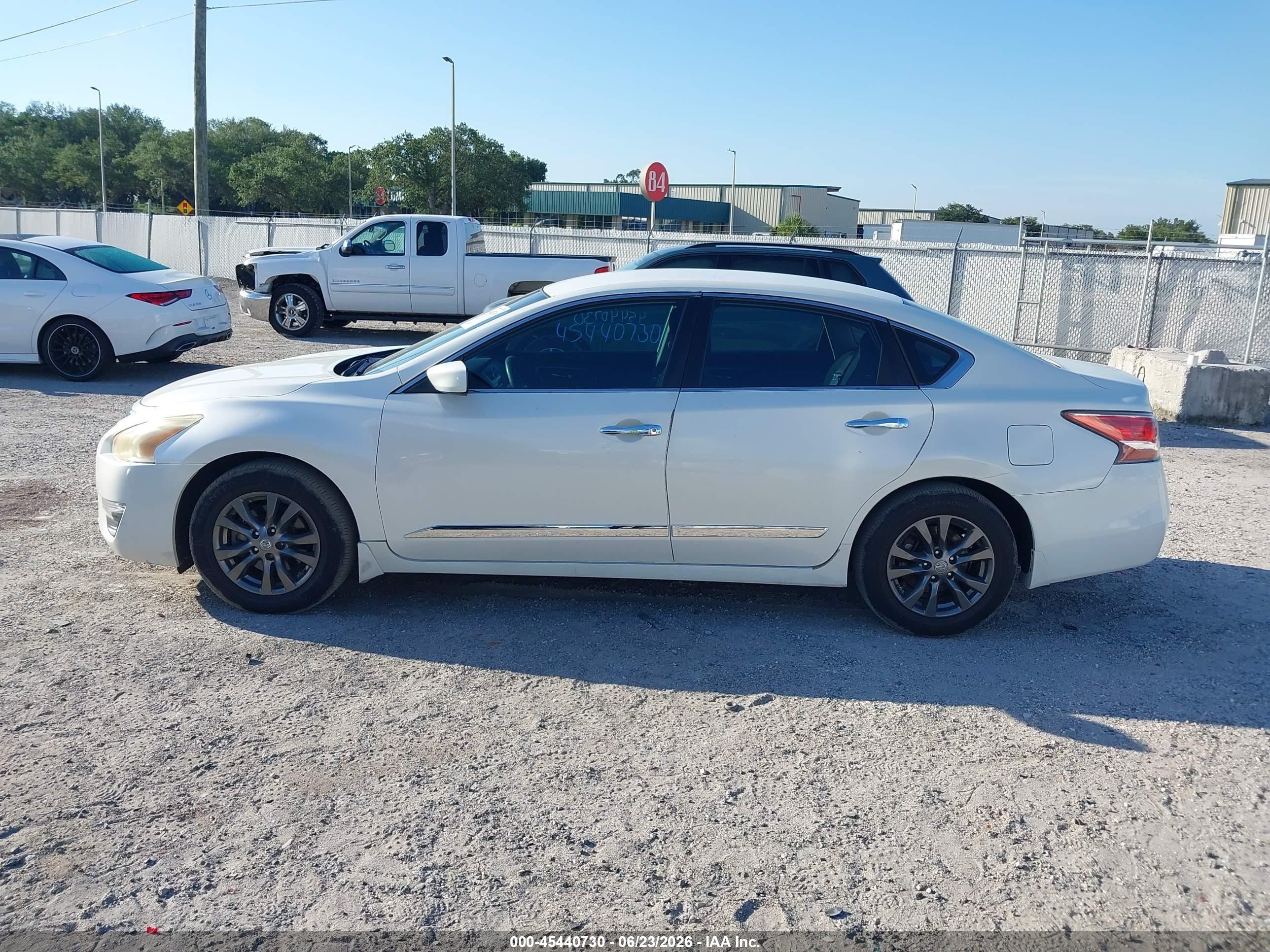 2015 Nissan Altima 2.5 S White vin: 1N4AL3AP4FC462230