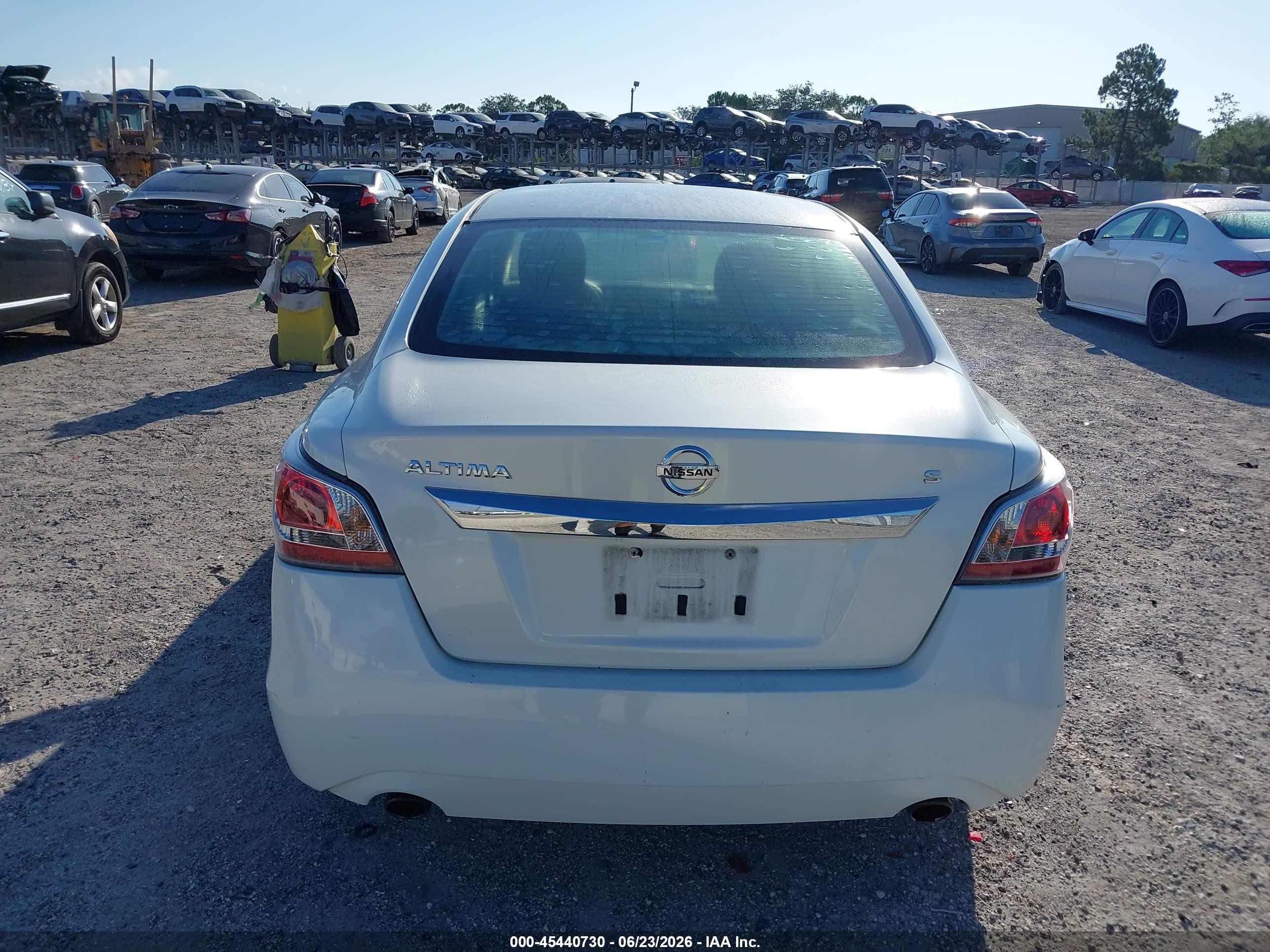 2015 Nissan Altima 2.5 S White vin: 1N4AL3AP4FC462230