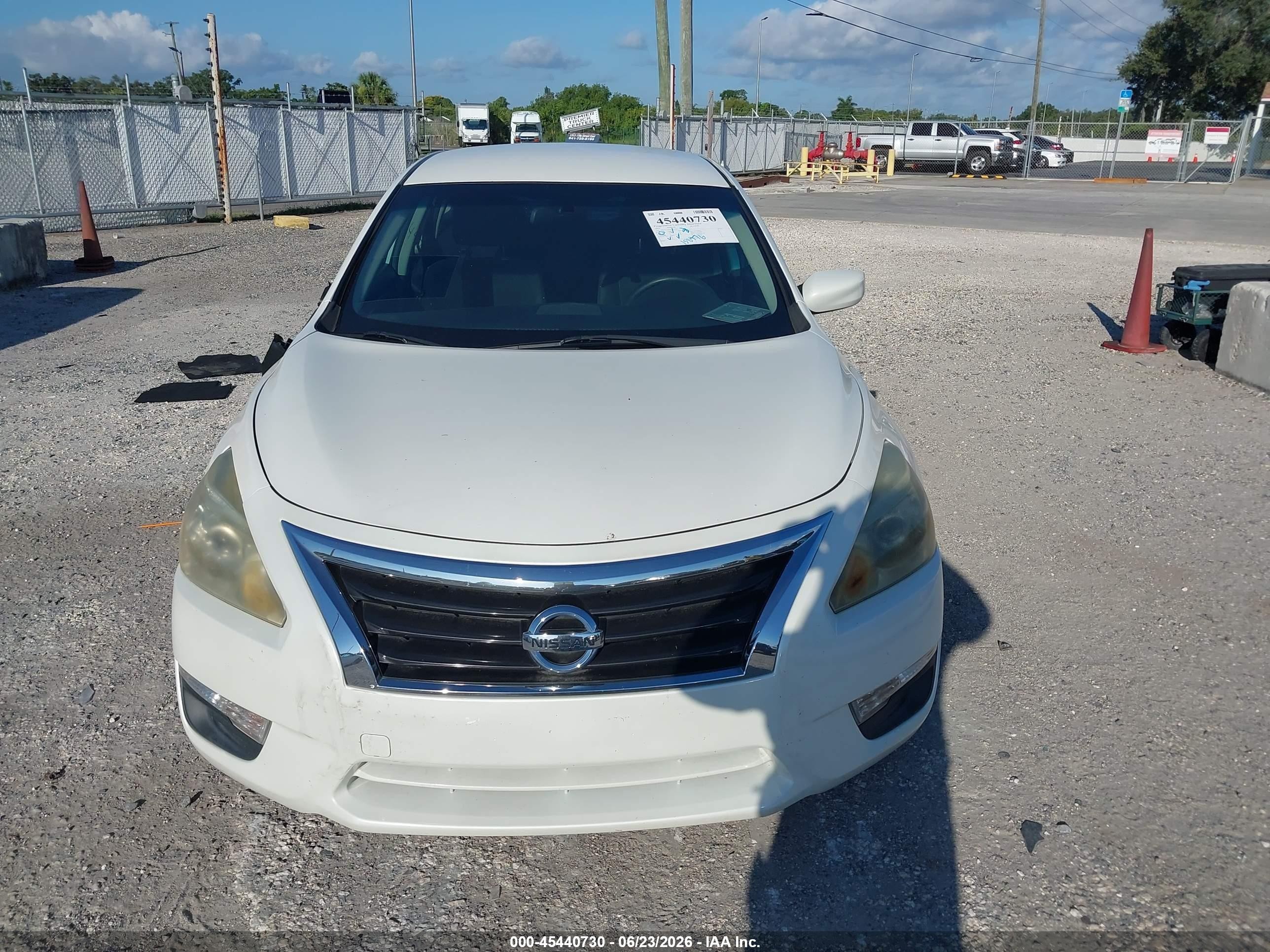 2015 Nissan Altima 2.5 S White vin: 1N4AL3AP4FC462230