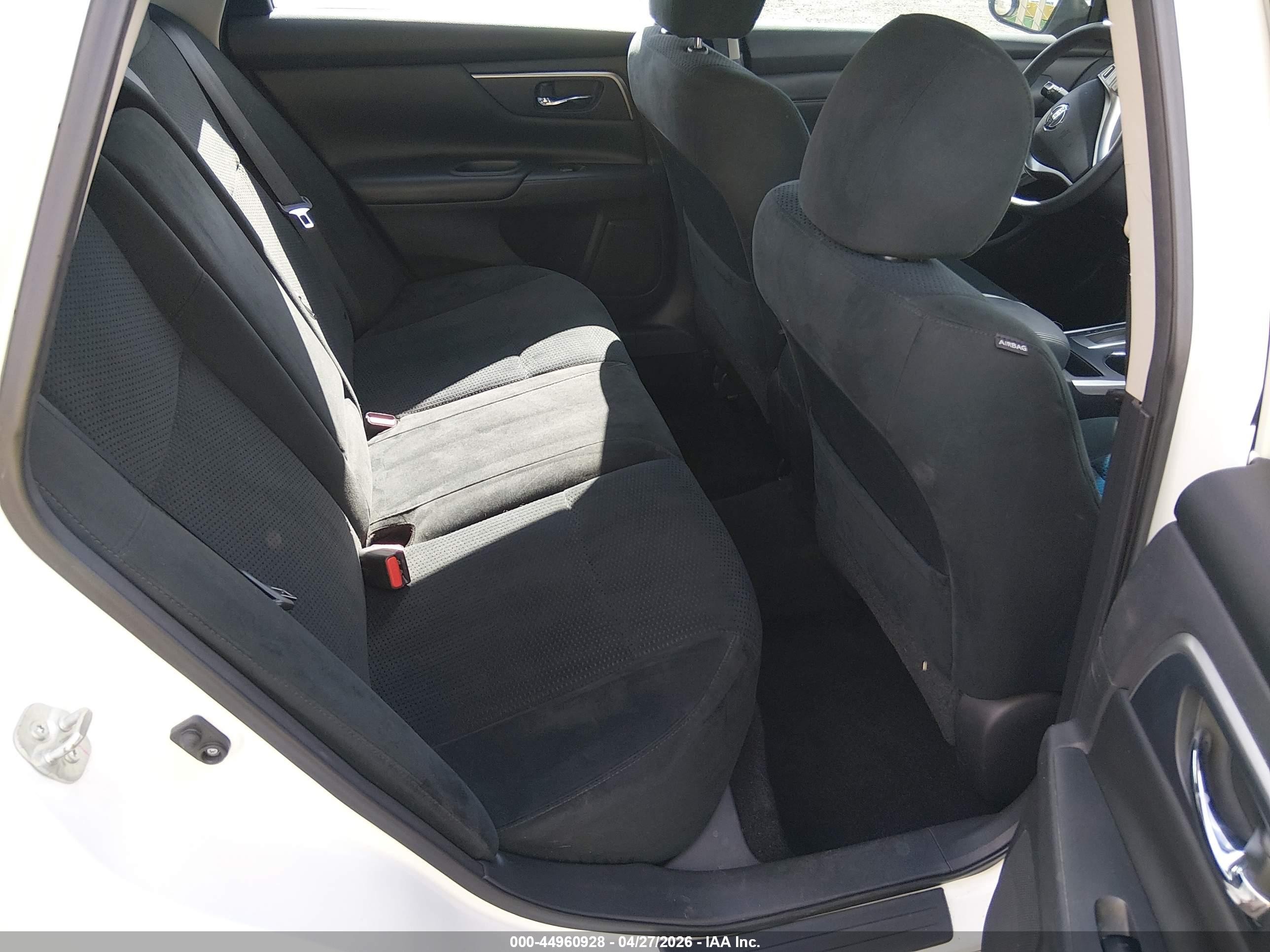 2015 Nissan Altima 2.5 S White vin: 1N4AL3AP4FC570475