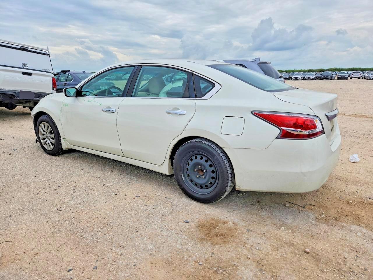 2015 Nissan Altima 2.5 S White vin: 1N4AL3AP4FN372211