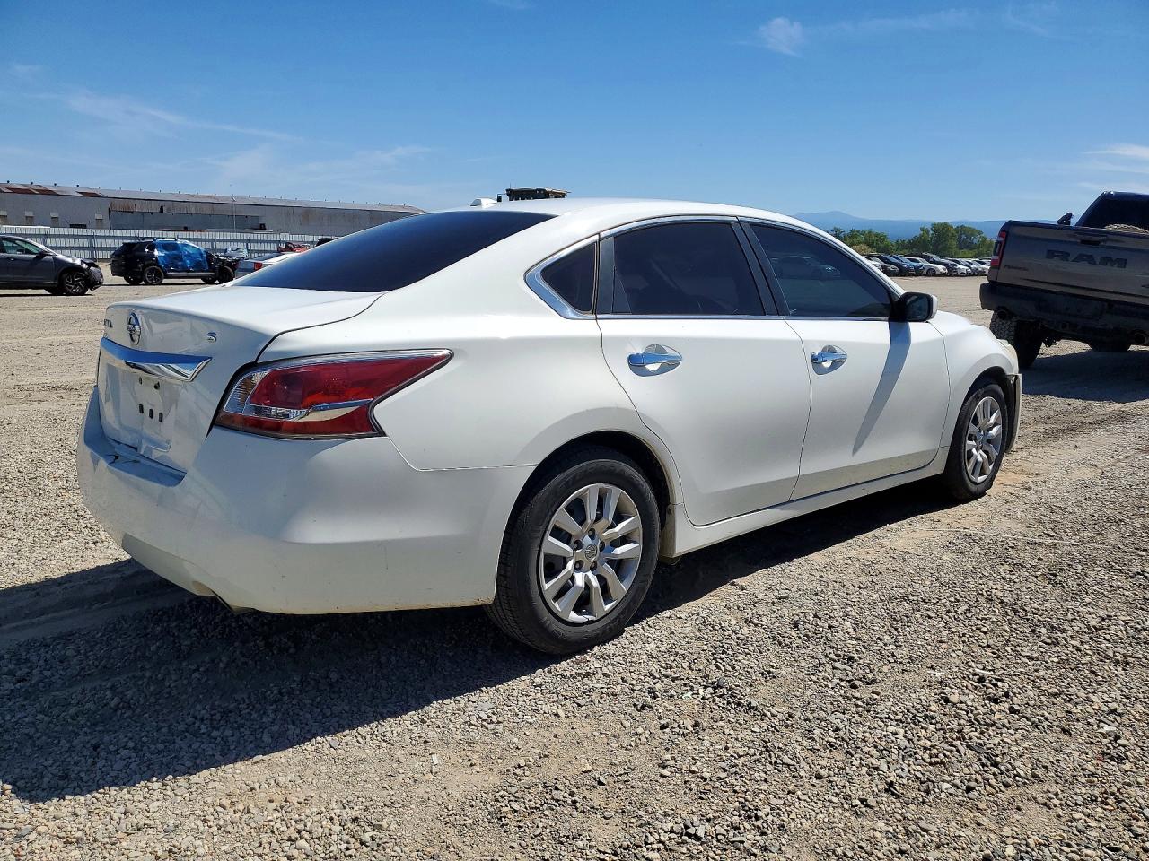 2015 Nissan Altima 2.5 S White vin: 1N4AL3AP4FN387789