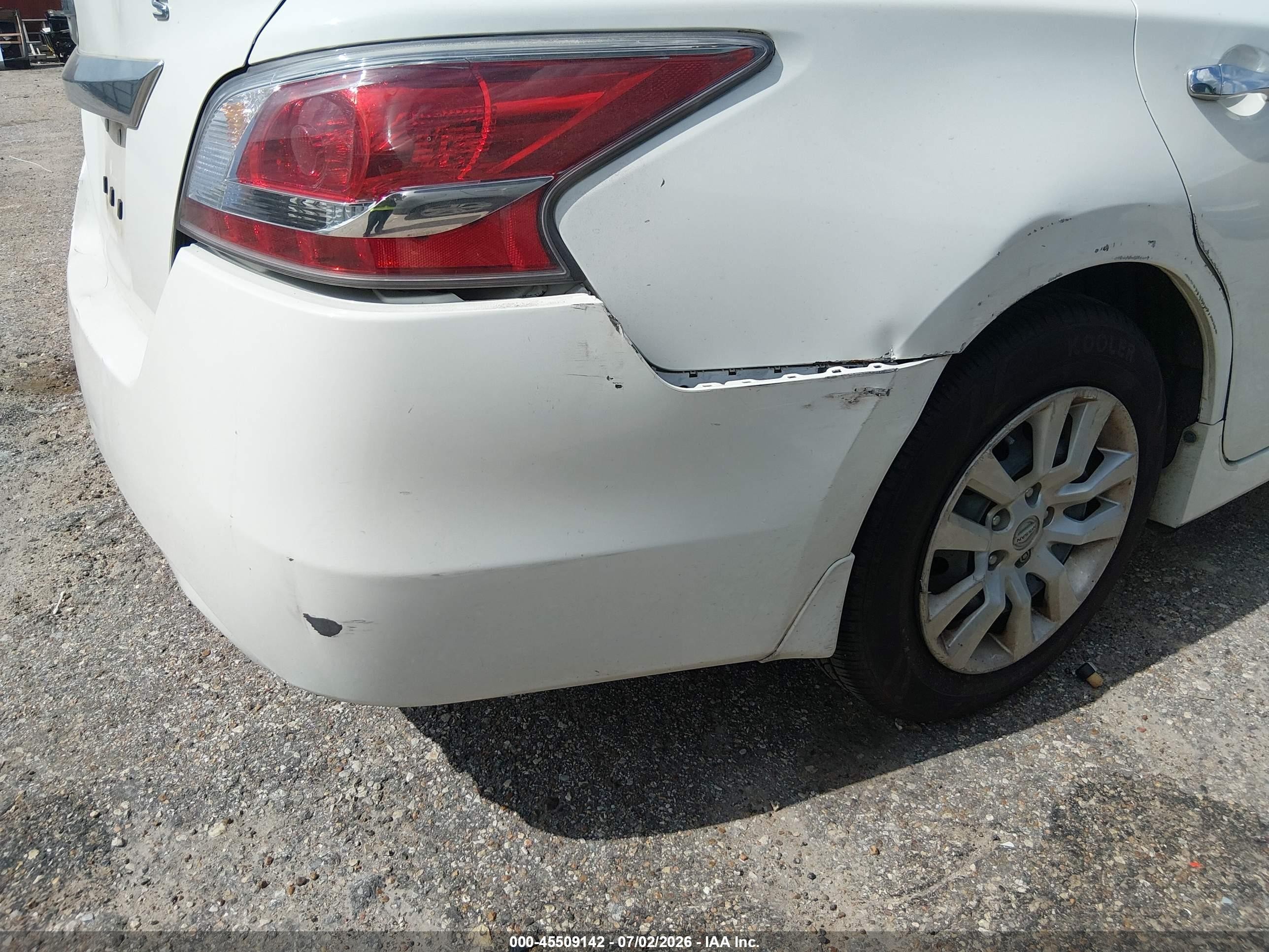 2015 Nissan Altima 2.5 S White vin: 1N4AL3AP4FN402937